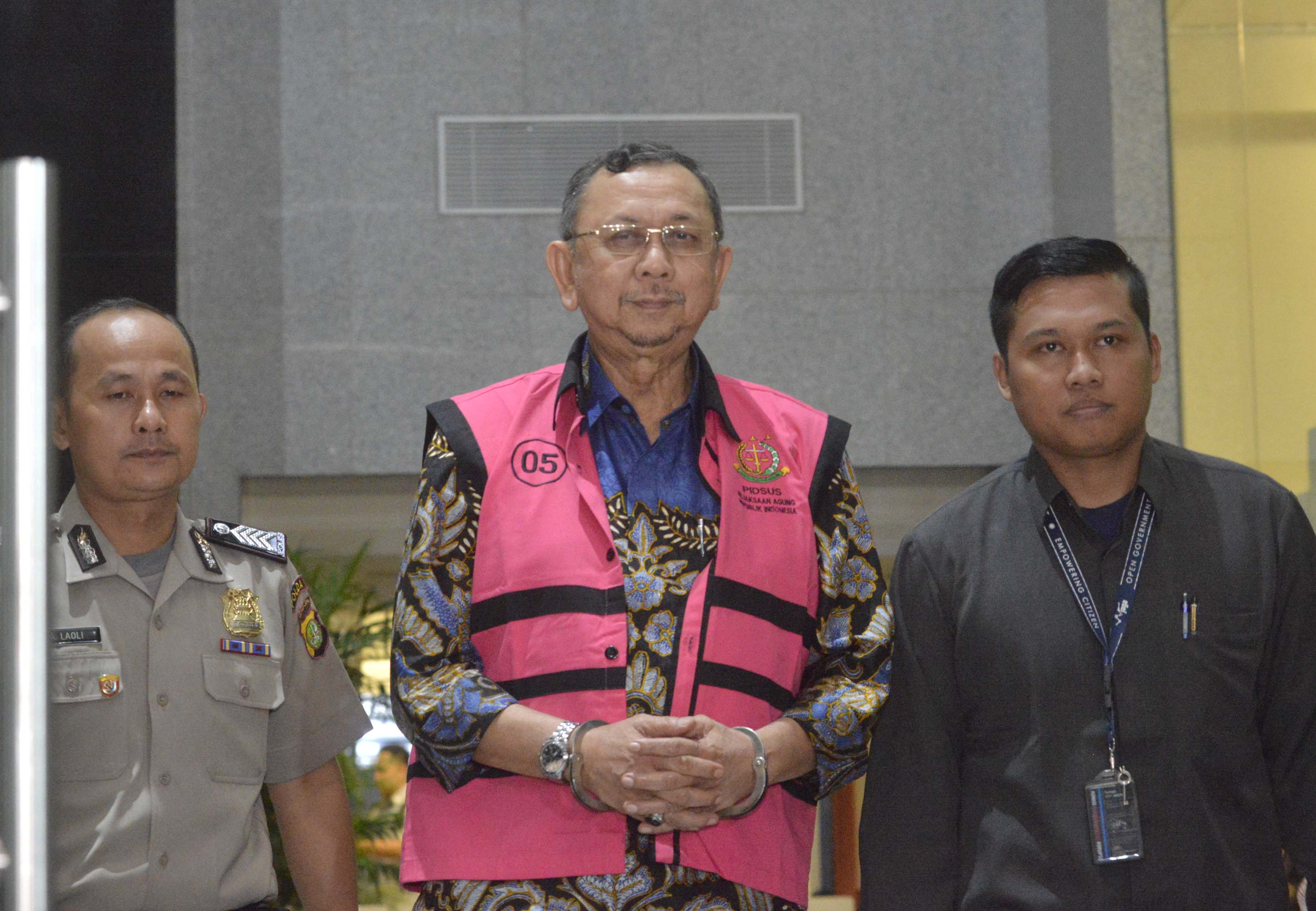 Eks Direktur Utama PT Asuransi Jiwasraya (Persero) Tbk Hendrisman Rahim setelah menjalani periksa oleh Kejaksaan Agung.