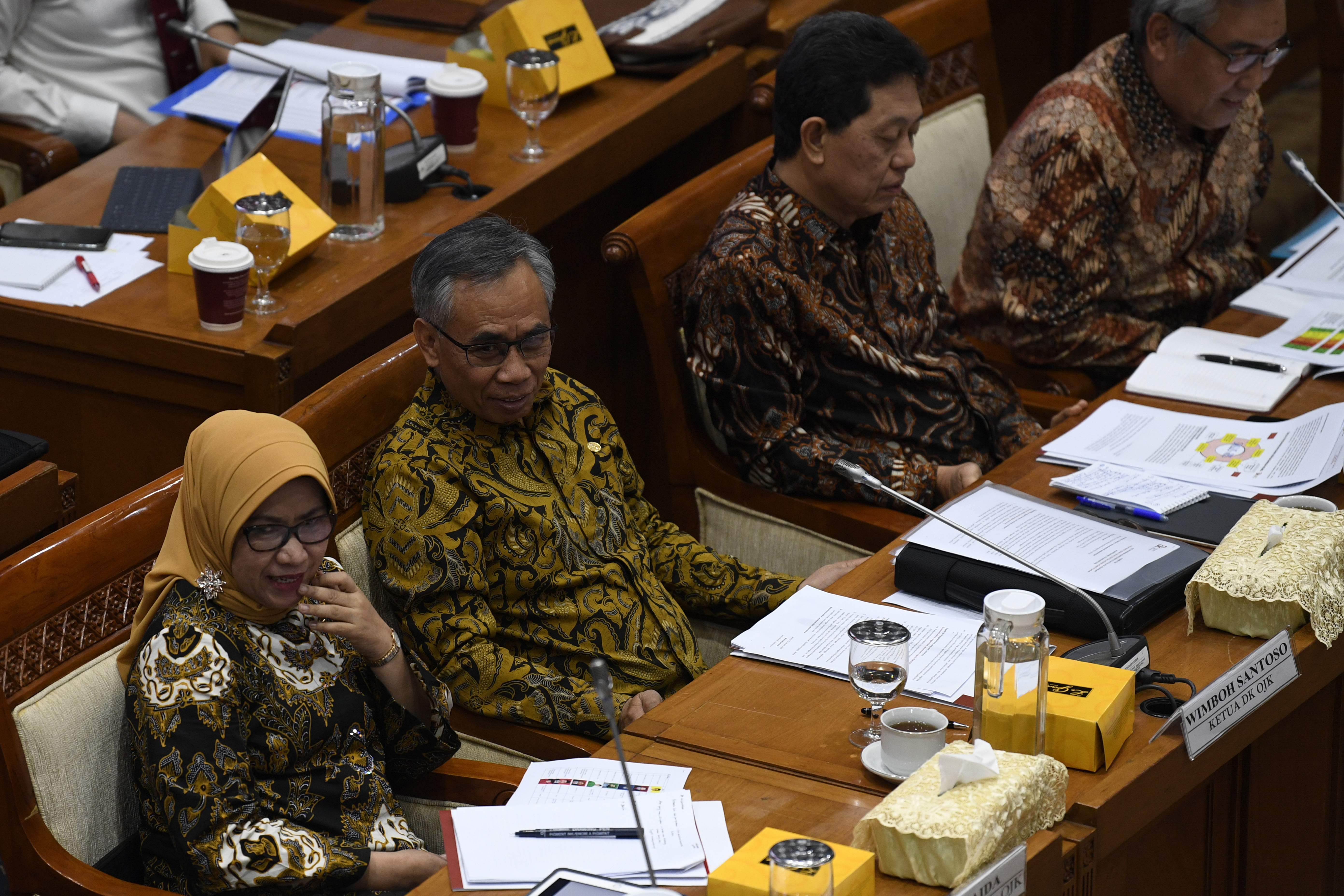 Ketua Dewan Komisioner Otoritas Jasa Keuangan Wimboh Santoso (kedua kiri) mengikuti rapat kerja dengan Komisi XI DPR