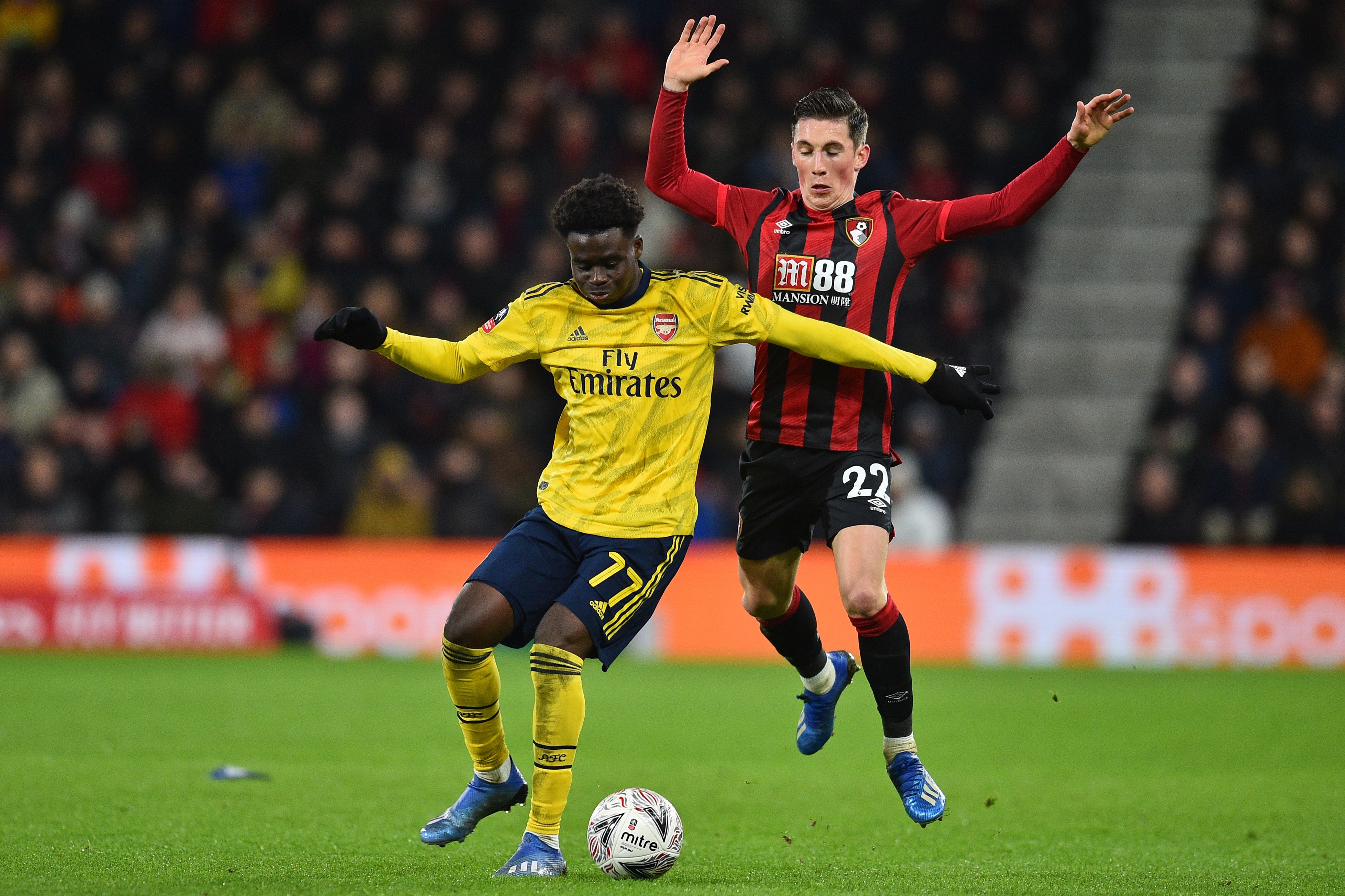 Penyerang Arsenal Bukayo Saka (kiri) berduel dengan pemain Bournemouth Harry Wilson.