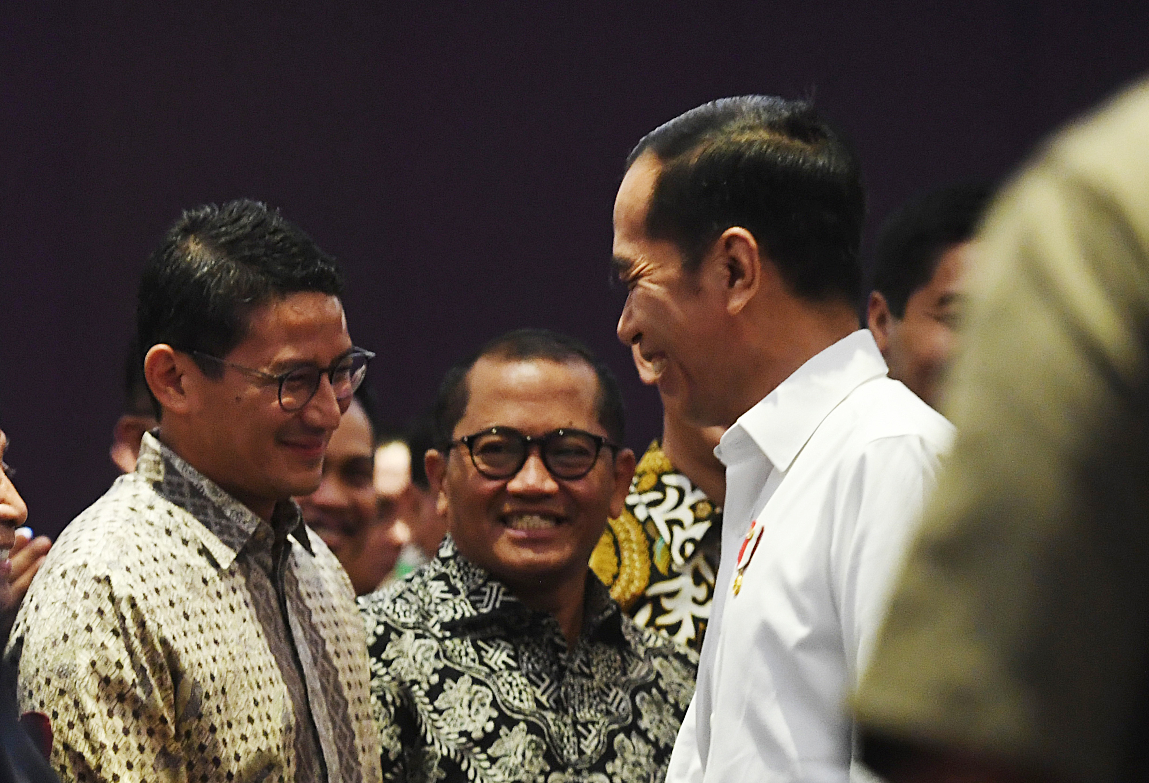 Presiden Joko Widodo (kanan) berbincang dengan mantan Ketua Umum HIPMI Sandiaga Uno (kiri)