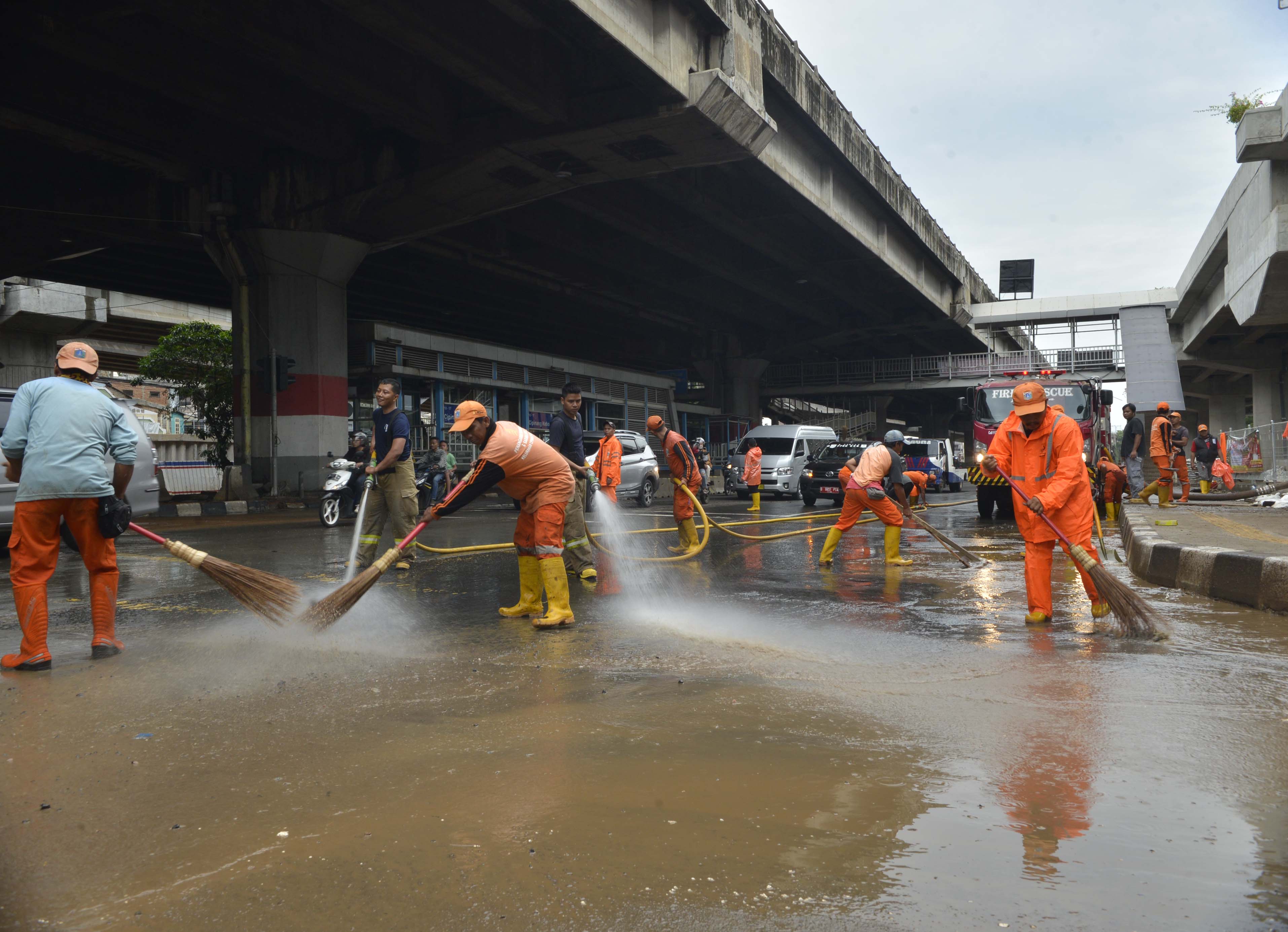 Bersih-bersih lumpur sisa banjir.
