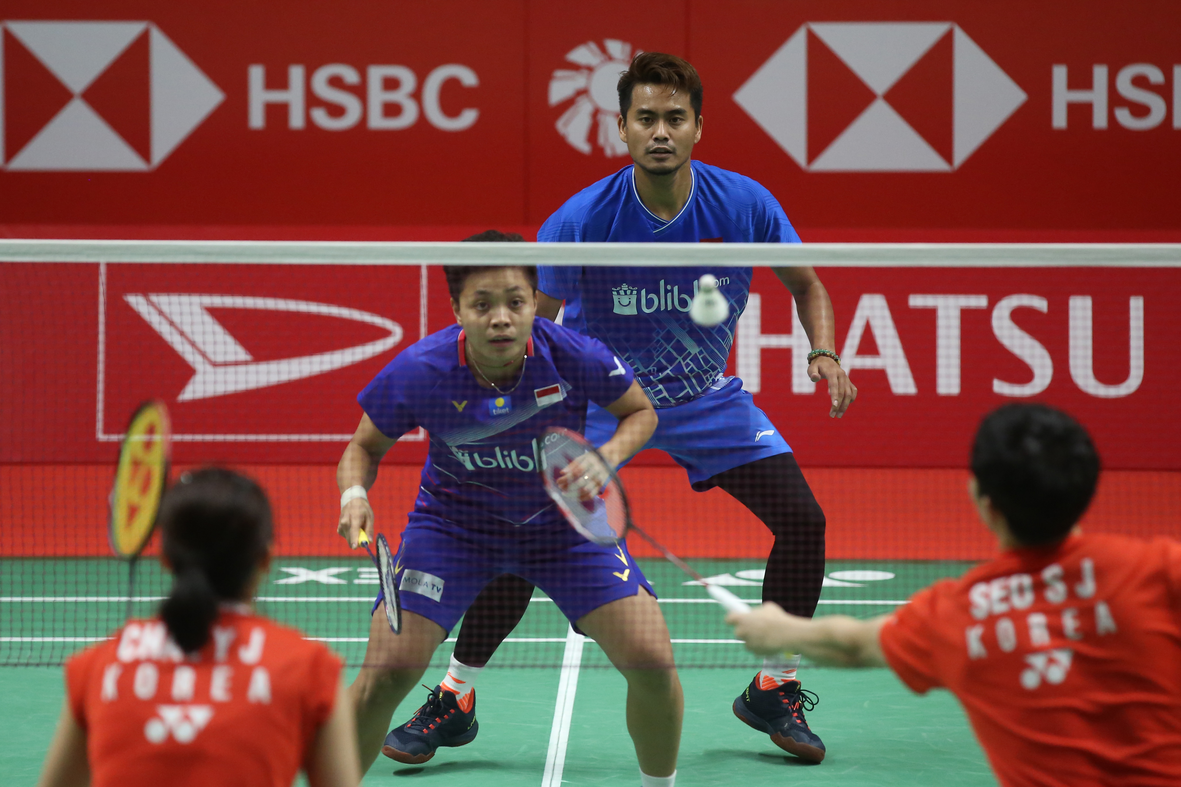 Pebulu tangkis ganda campuran Indonesia Tontowi Ahmad/Apriyani Rahayu melawan ganda campuran Korea Selatan Seo Seung Jae/Chae Yujung