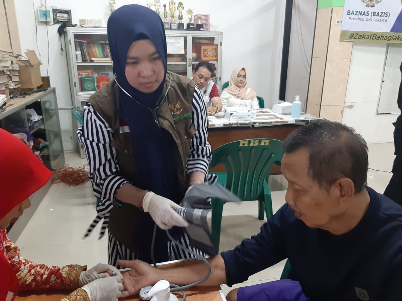 Bazis DKI Jakarta  juga menyediakan layanan kesehatan untuk para pengungsi korban banjir.
