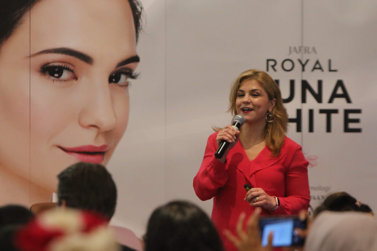 Dena O’Loughlin selaku Vice President of Global Marketing & Product Development Jafra International, memaparkan manfaat royal jelly.