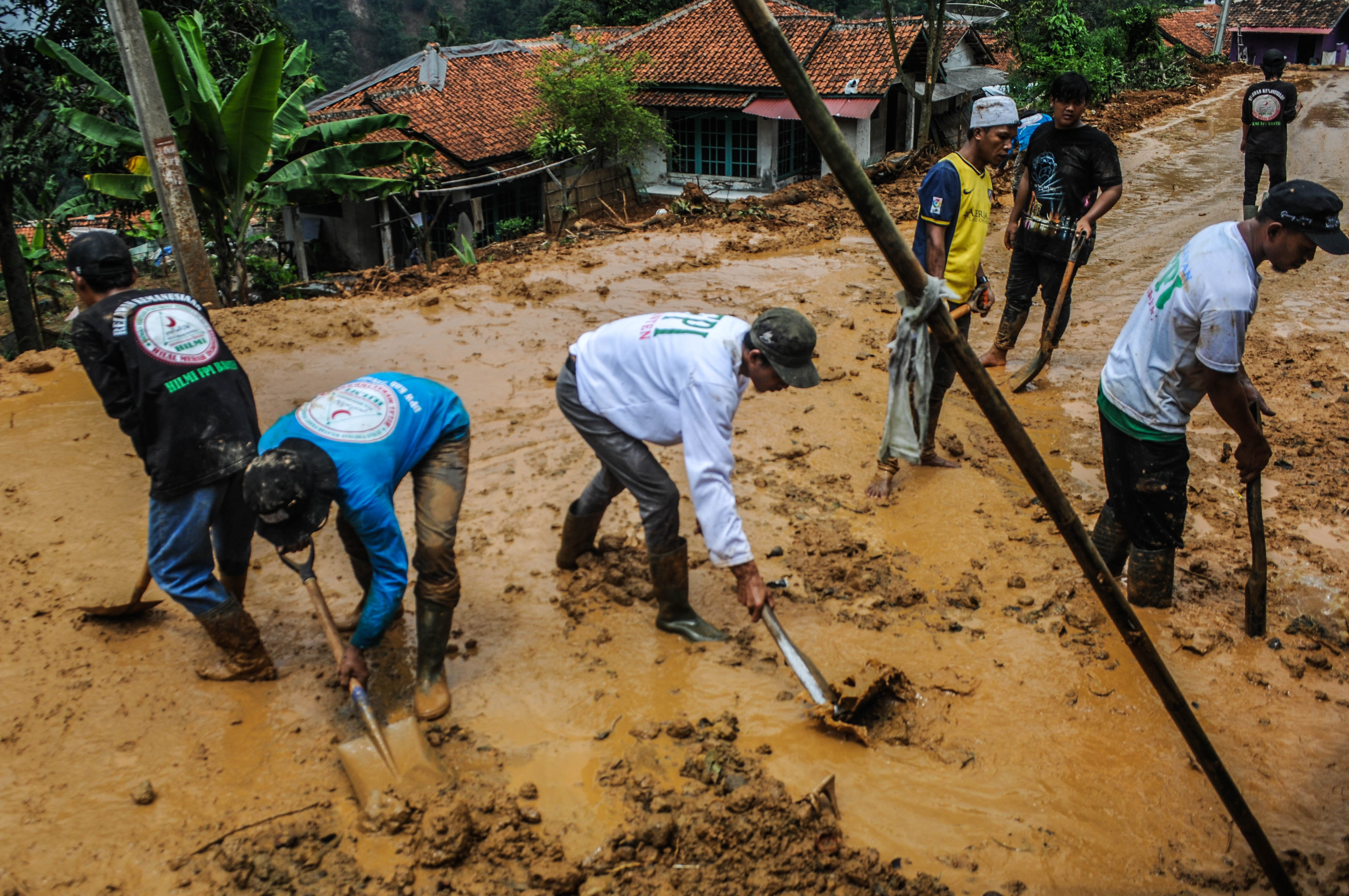 Sejumlah warga membersihkan lumpur sisa endapan banjir bandang di Kampung Cinyiru, Lebak, Banten.