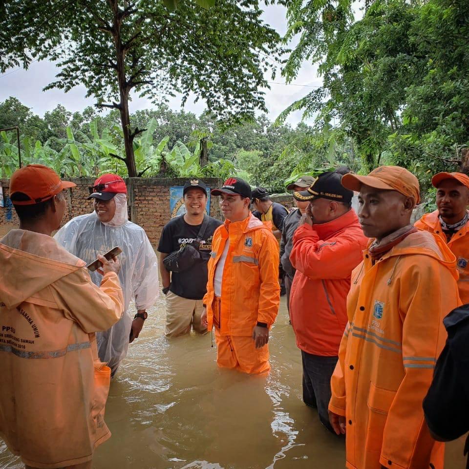 Sekretaris fraksi Gerindra DPRD DKI Jakarta saat meninjau banjir Jakarta