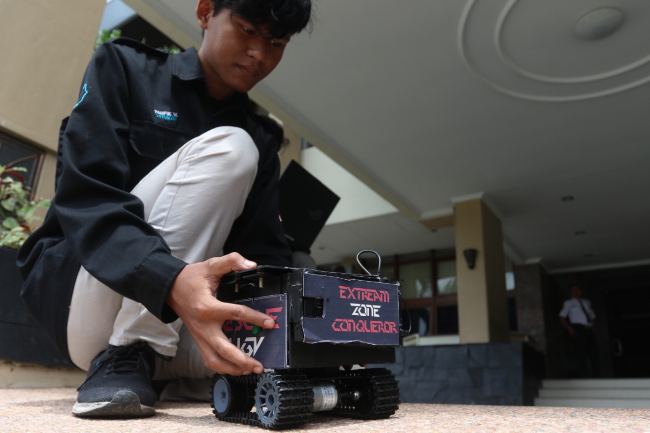 Mahasiswa program studi teknik elektro Fakultas Teknik UNS Surakarta, berhasil menciptakan prototipe robot pencari korban bencana.