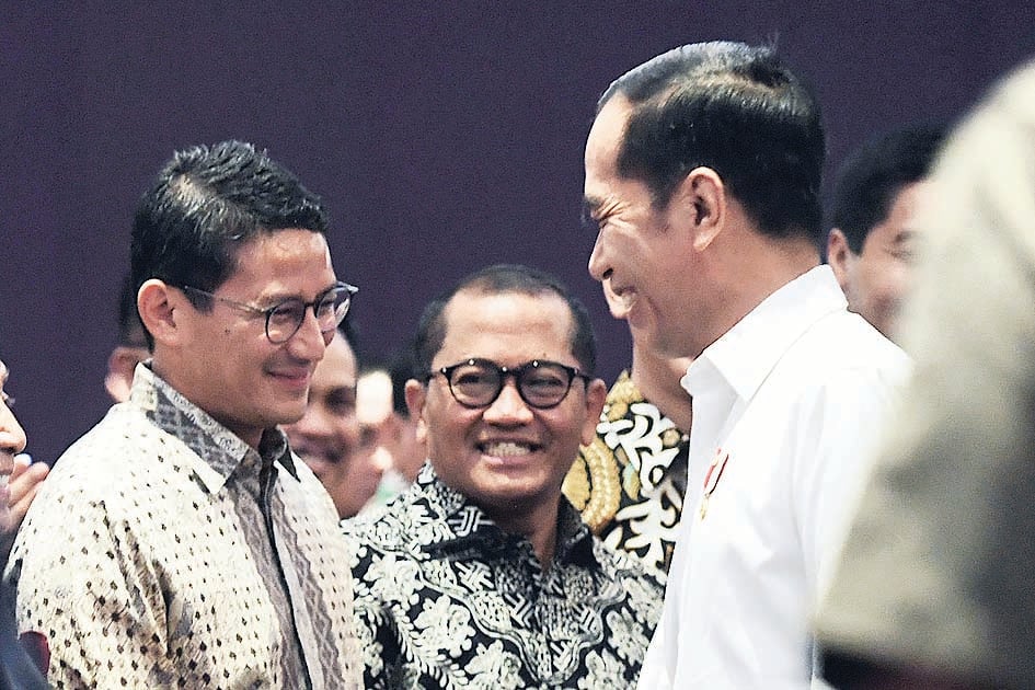 Presiden Joko Widodo berbincang dengan mantan Ketua Umum Hipmi Sandiaga Uno (kiri) .
