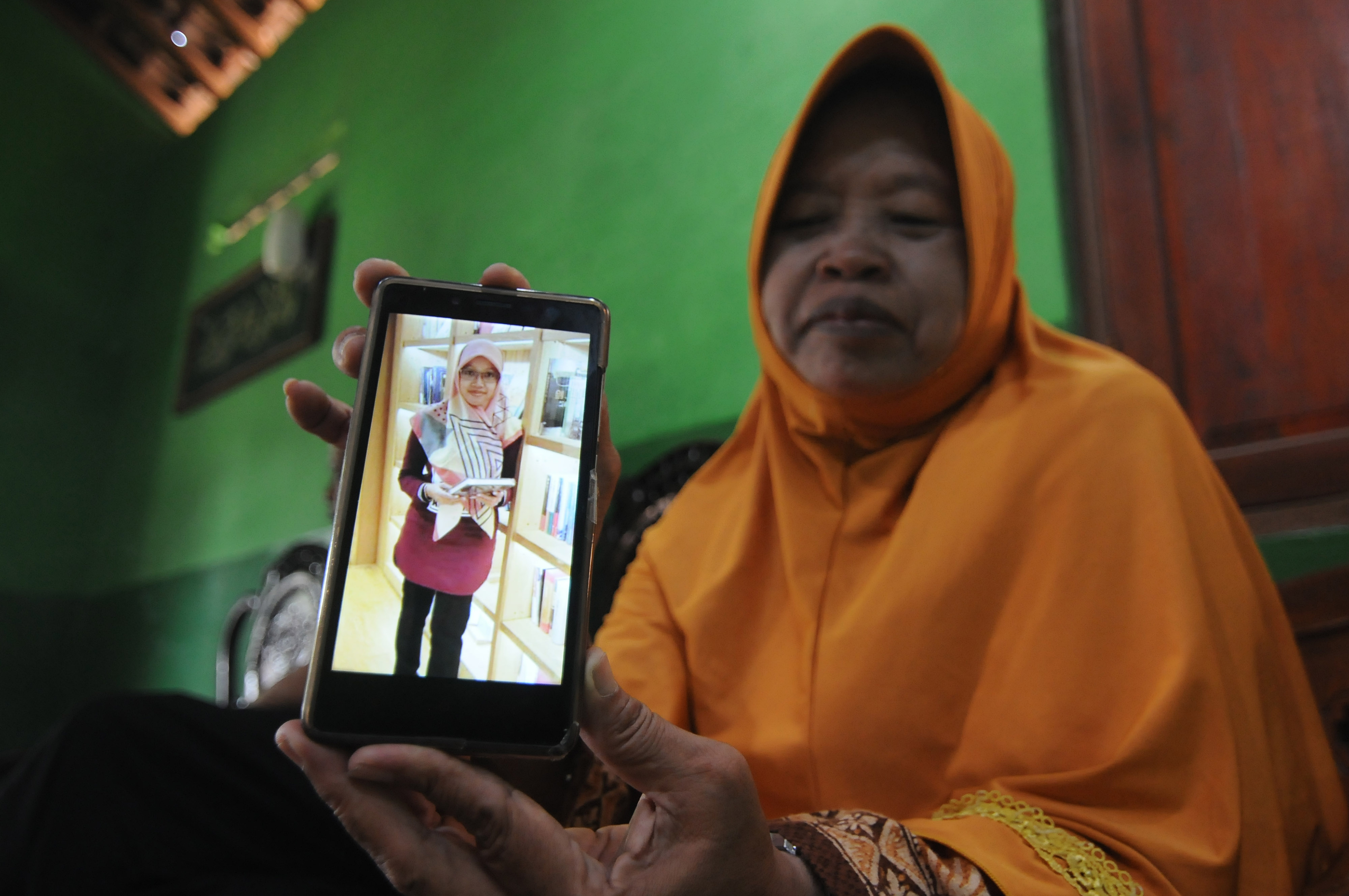 Keluarga menunjukkan foto mahasiswa Indonesia yang sedang menempuh studi di Wuhan