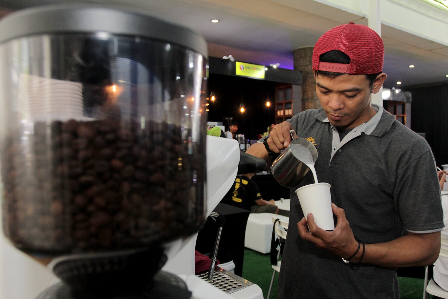 Barista tengah meracik kopi pada Festival kopi 2020 di kawasan di Kantor Media Group, Jakarta Barat, Senin (27/1)
