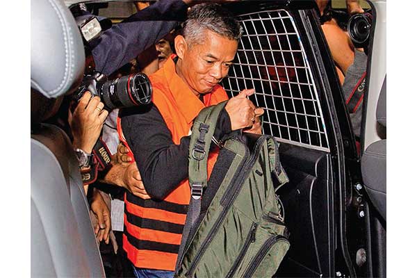 Komisioner Komisi Pemilihan Umum (KPU) Wahyu Setiawan memasuki mobil tahanan KPK kemarin.