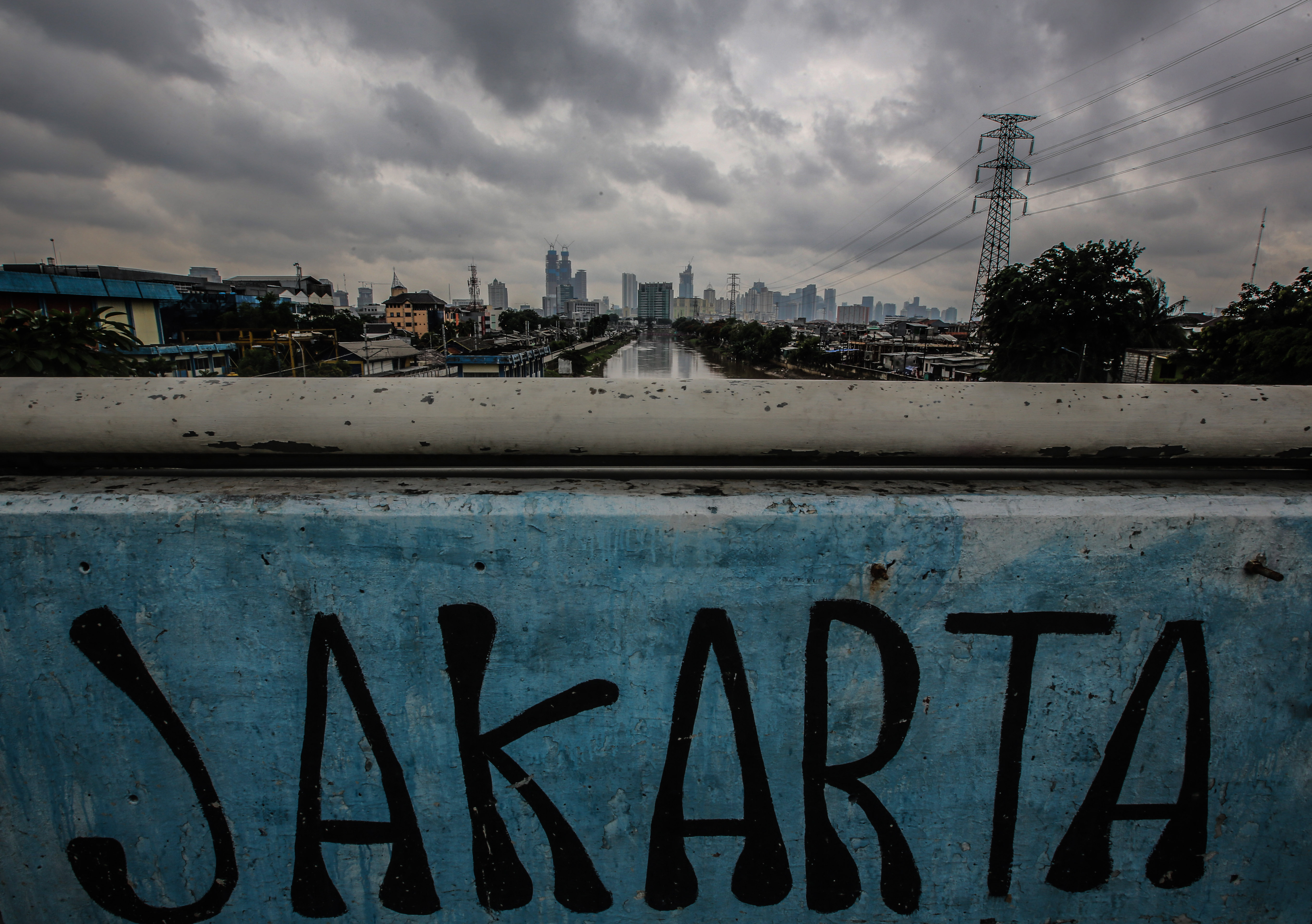 Awan tebal menyelimuti kota Jakarta
