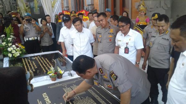 Kapolda Bali Irjen Pol Petrus R Golose saat meresmikan Museum Penanggulangan Terorisme dua bulan lalu. Kini museum itu jadi ikon wisata.a