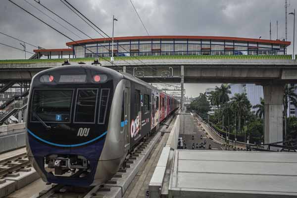 Rangkaian kereta MRT melintas di bawah Halte Transjakarta Centrale Stichting Wederopbouw (CSW) koridor 13 di Jakarta.