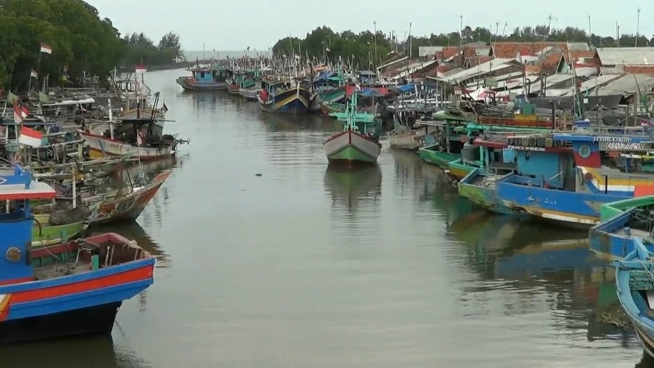 Perahu nelayan Tegal bersandar di pinggir sungai Muara Reja