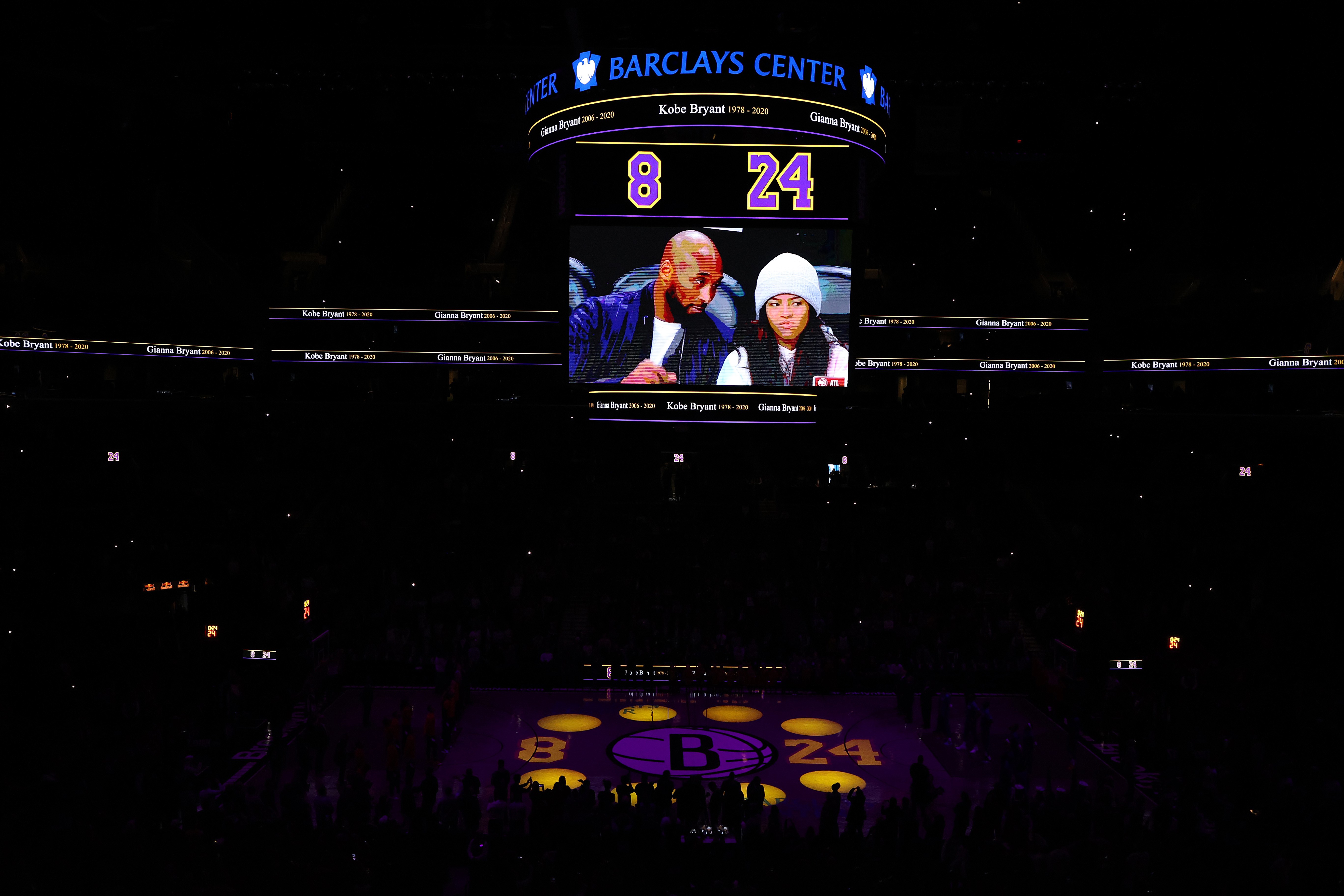 Penghormatan guna mengenang Kobe Bryant dan Gianna Bryant sebelum pertandingan antara Brooklyn Nets dan Detroit Pistons dimulai