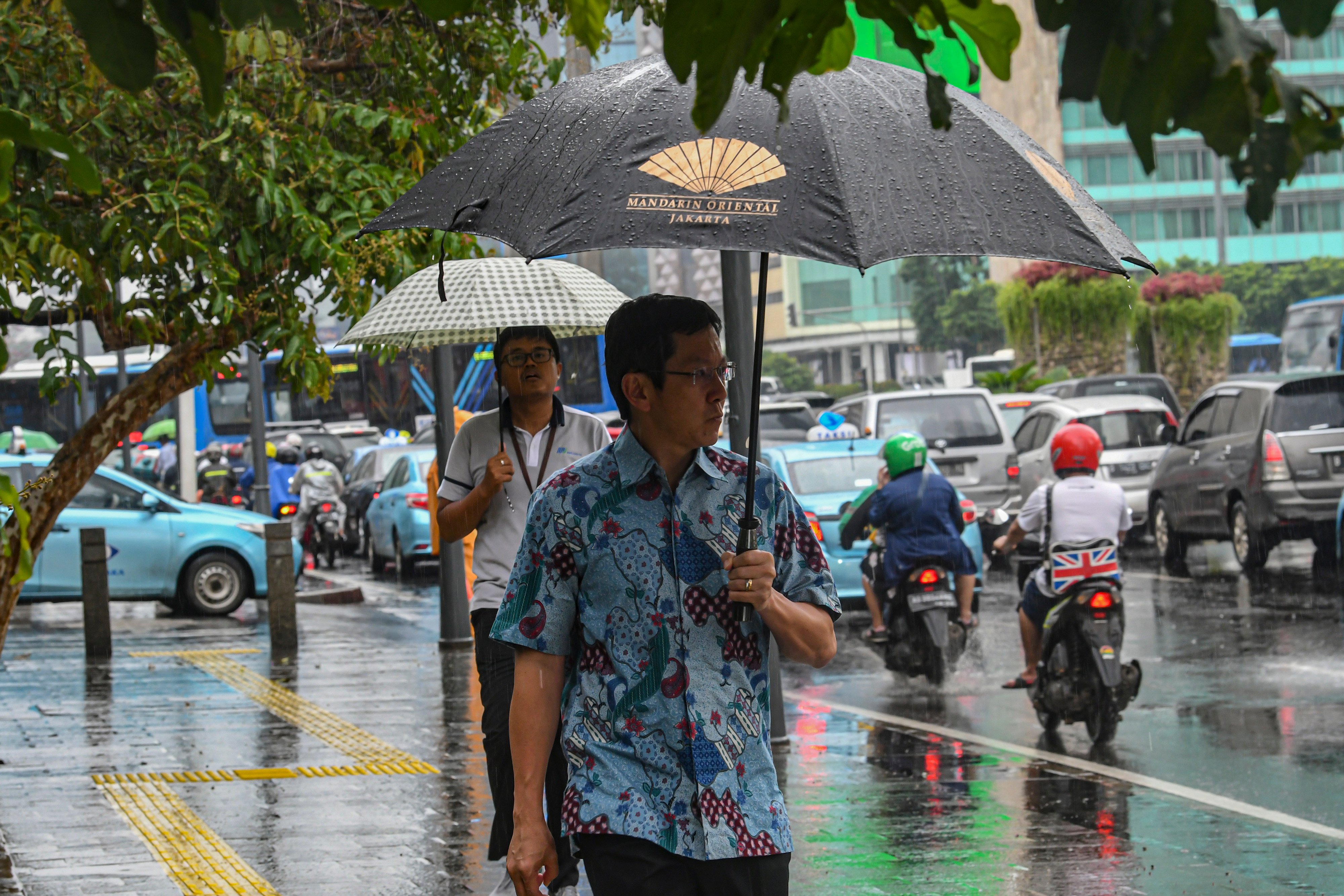 Waspada potensi hujan sedang-lebat disertai kilat atau petir dan angin kencang di wilayah Jakut, Jakpus, Jakbar, Jaksel dan Jaktim.
