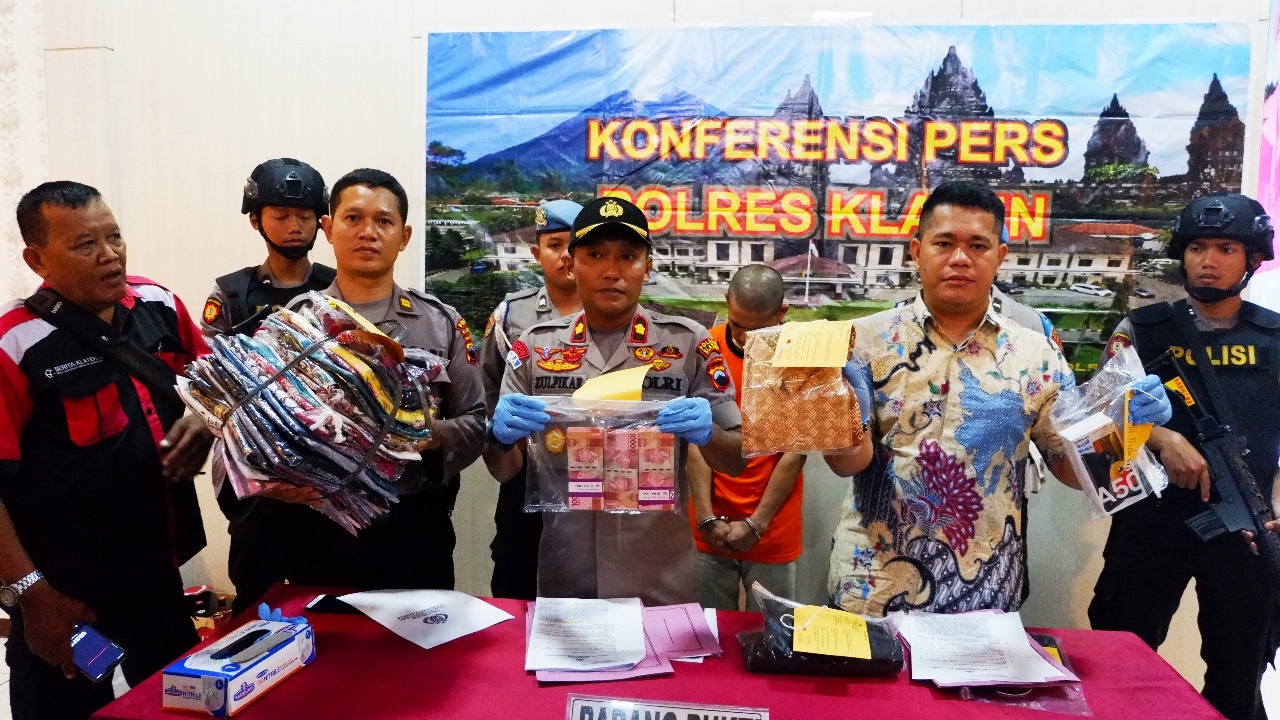 Wakapolres Kompol Zulfikar menunjukkan barang bukti kasus pencurian di Mapolres Klaten, Jumat (10/1) 