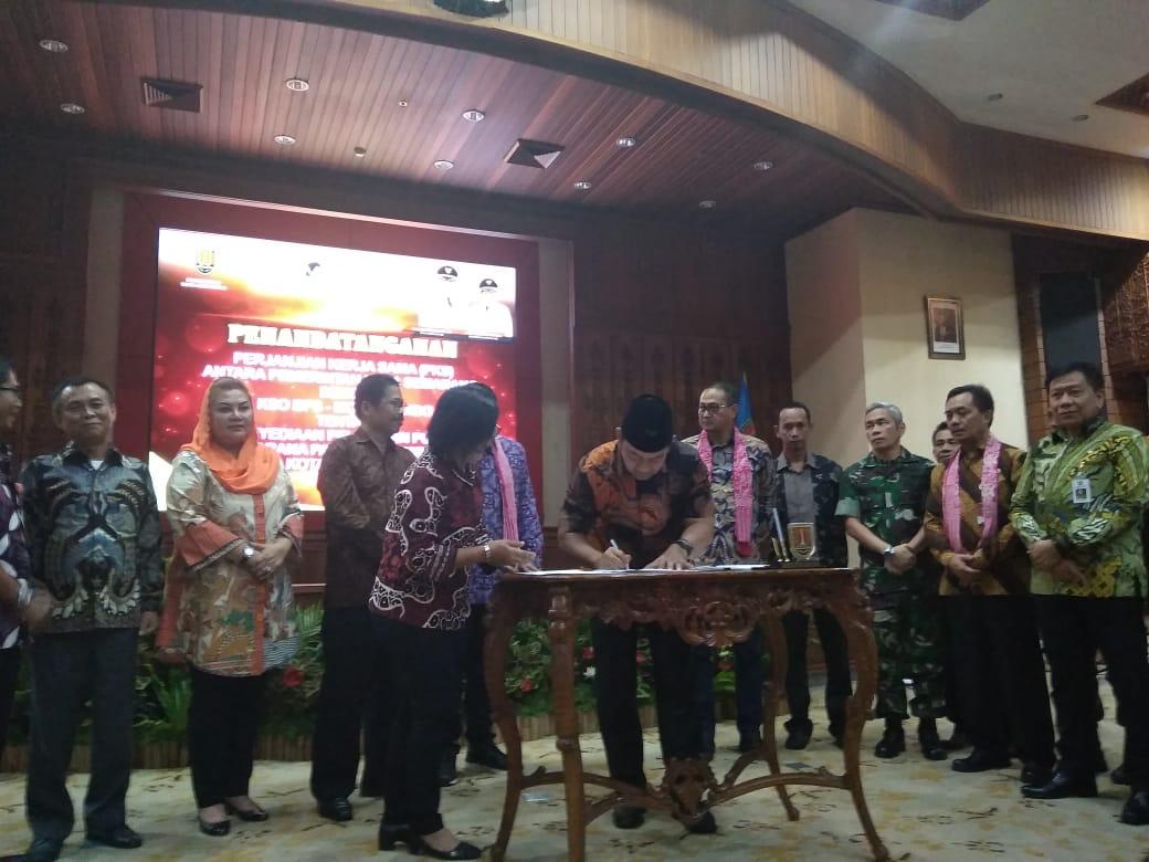 Penandatanganan kerja sama Penyediaan Pelayanan Publik Prasarana Pasif Telekomunikasi Kota Semarang di Gedung Balai Kota Semarang.,