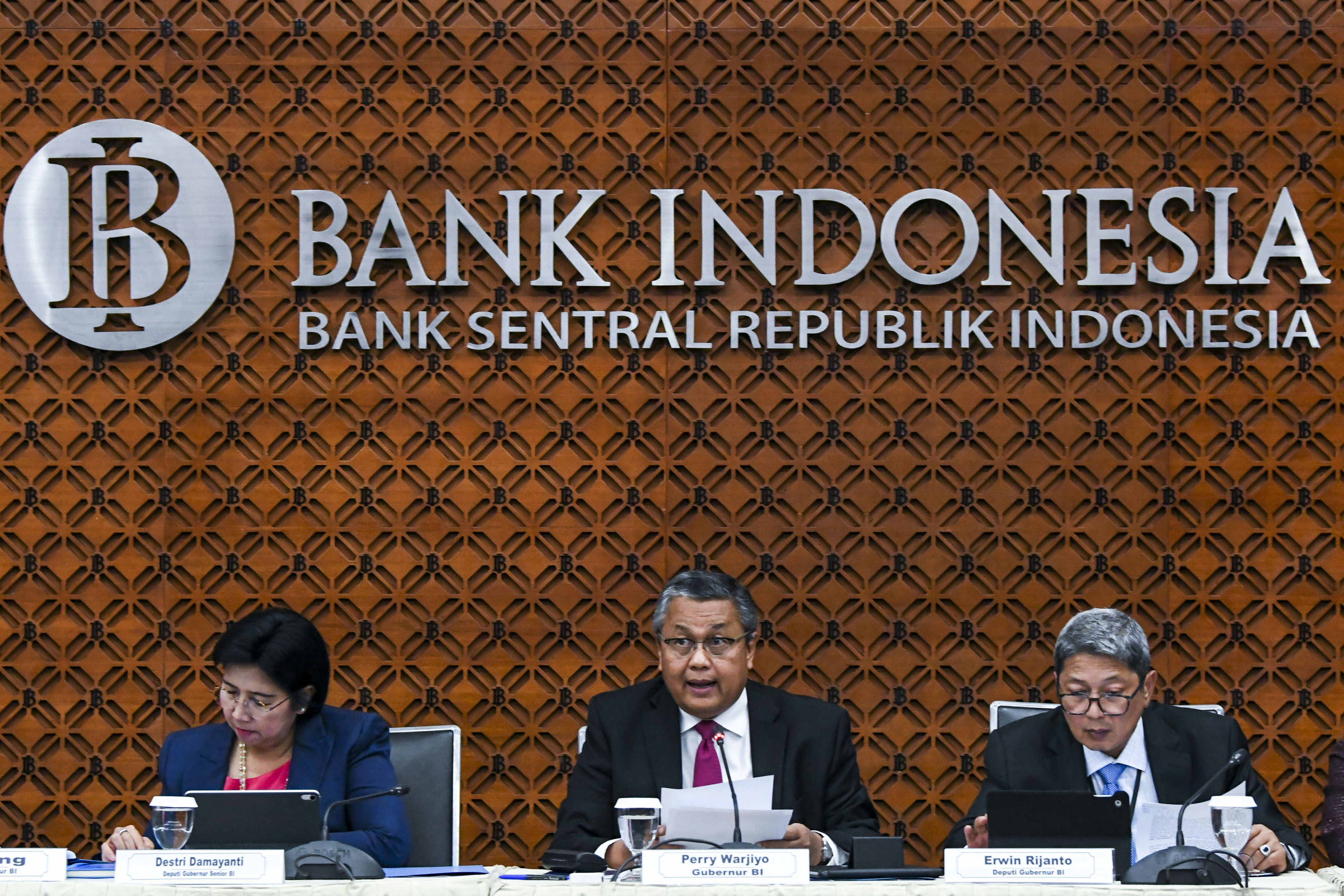 Gubernur Bank Indonesia (BI) Perry Warjiyo (tengah) didampingi DG Senior BI Destry Damayanti (kiri) dan DG BI Erwin Riyanto.