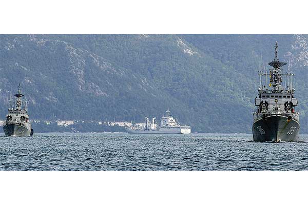 KRI Sutedi Senoputra-378 (kiri) dan KRI Teuku Umar-385 berlayar meninggalkan Faslabuh Lanal Ranai, Selat Lampa, Natuna, Kepri, kemarin.