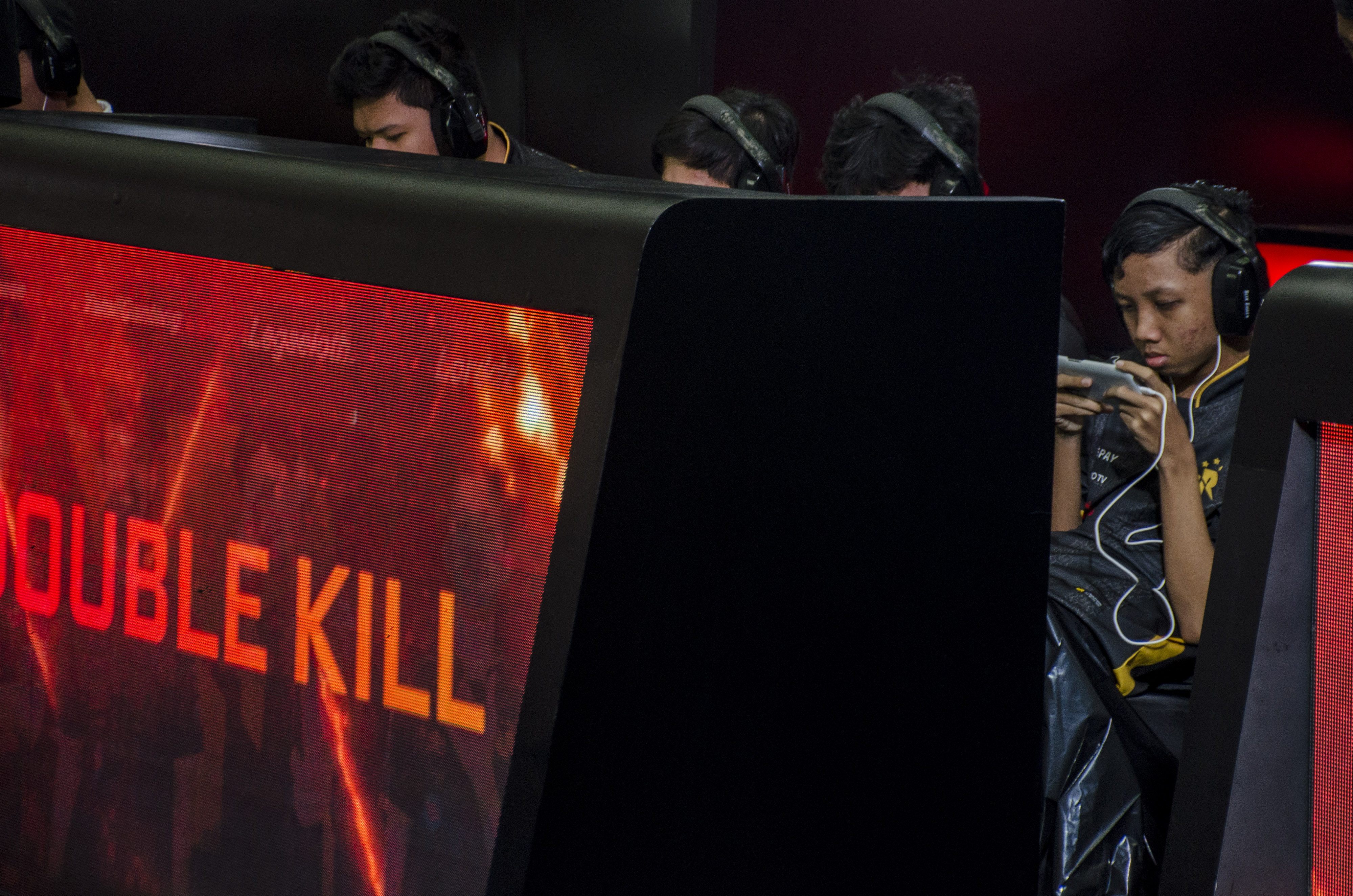 Atlet esports menggunakan gawai saat bertanding game Free Fire pada Final Kualifikasi Regional Barat Piala Presiden Esports 2020 di Bandung.