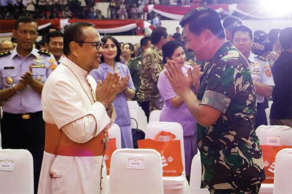 Panglima TNI Marsekal Hadi Tjahjanto memberi salam kepada Uskup Agung Jakarta Ignatius Suharyo Hardjoatmodjo (kiri)
