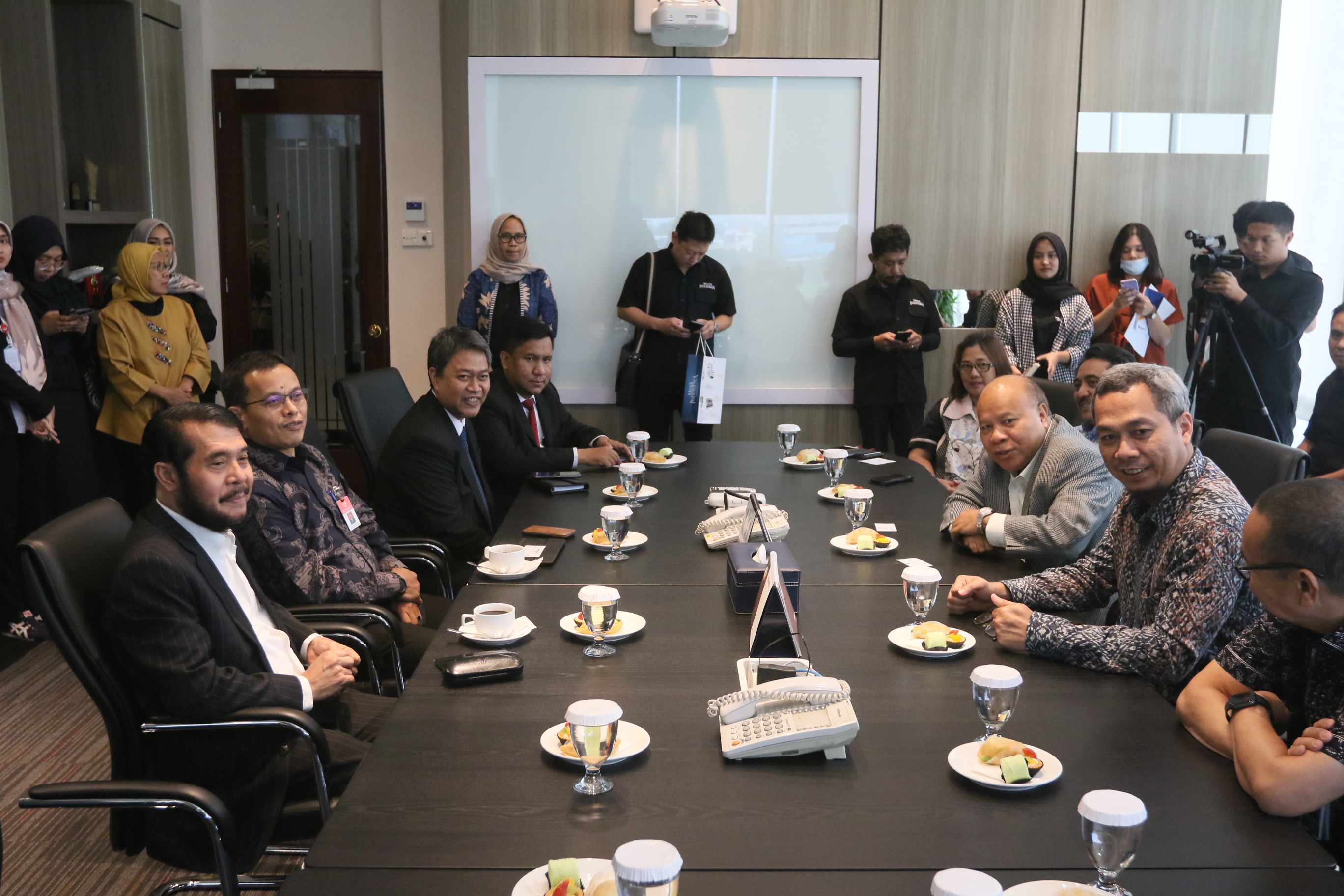 Ketua majelis hakim konsitutsi Anwar Usman saat berkunjung ke kantor Media Group, Kedoya, Rabu (8/01).