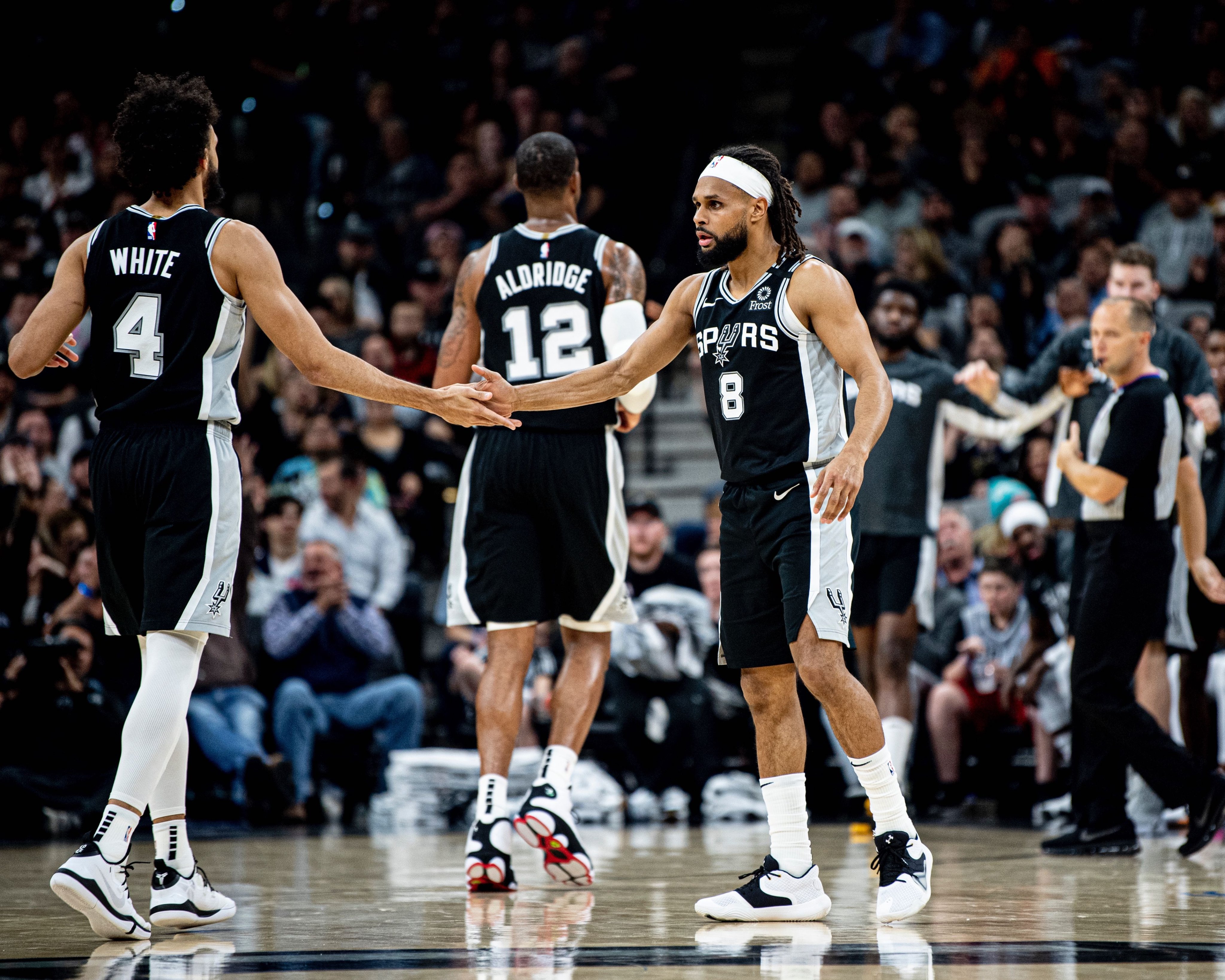 Para pemain San Antonio Spurs dalam laga melawan Milwaukee Bucks