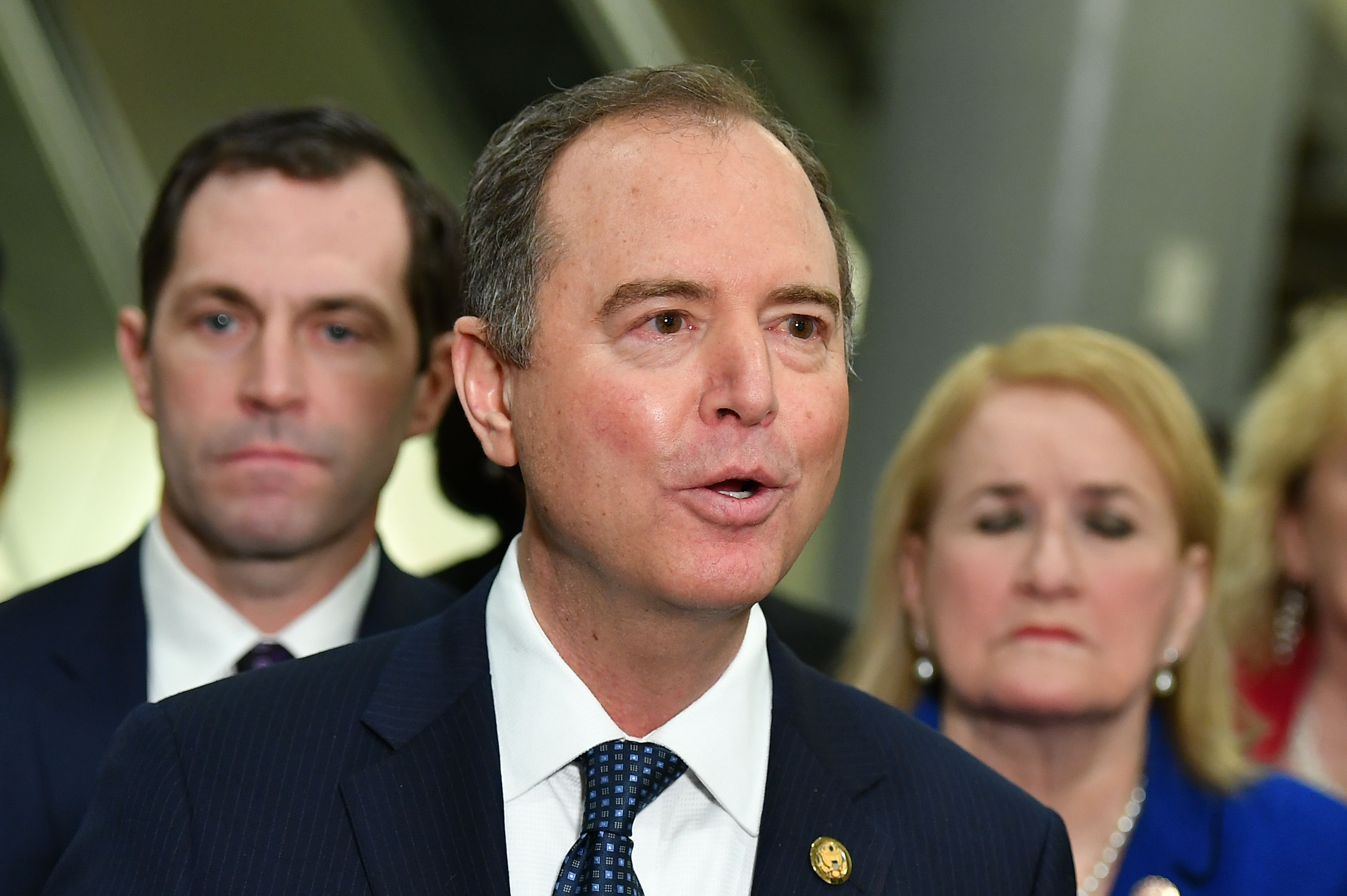Manajer House Leader Adam Schiff berbicara kepada pers di Gedung Kongres AS  Partai Republik dan Demokrat berjuang untuk memanggil saksi  