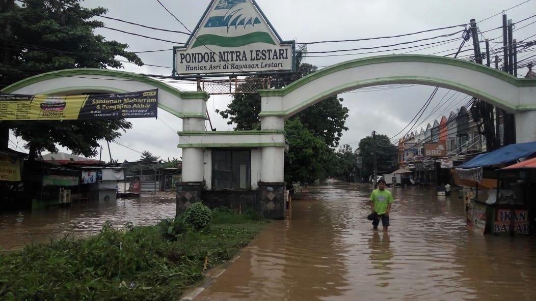 Banjir yang melanda Perumahan Pondok Mitra Lestari Rabu (1/1) kemarin mulai surut, warga setempat mulai membersihkan lokasi sisa banjir.