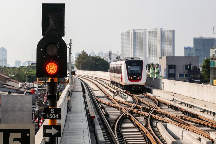 Rangkaian kereta LRT meninggalkan Stasiun Velodrome, Jakarta, Selasa (13/8/2019)