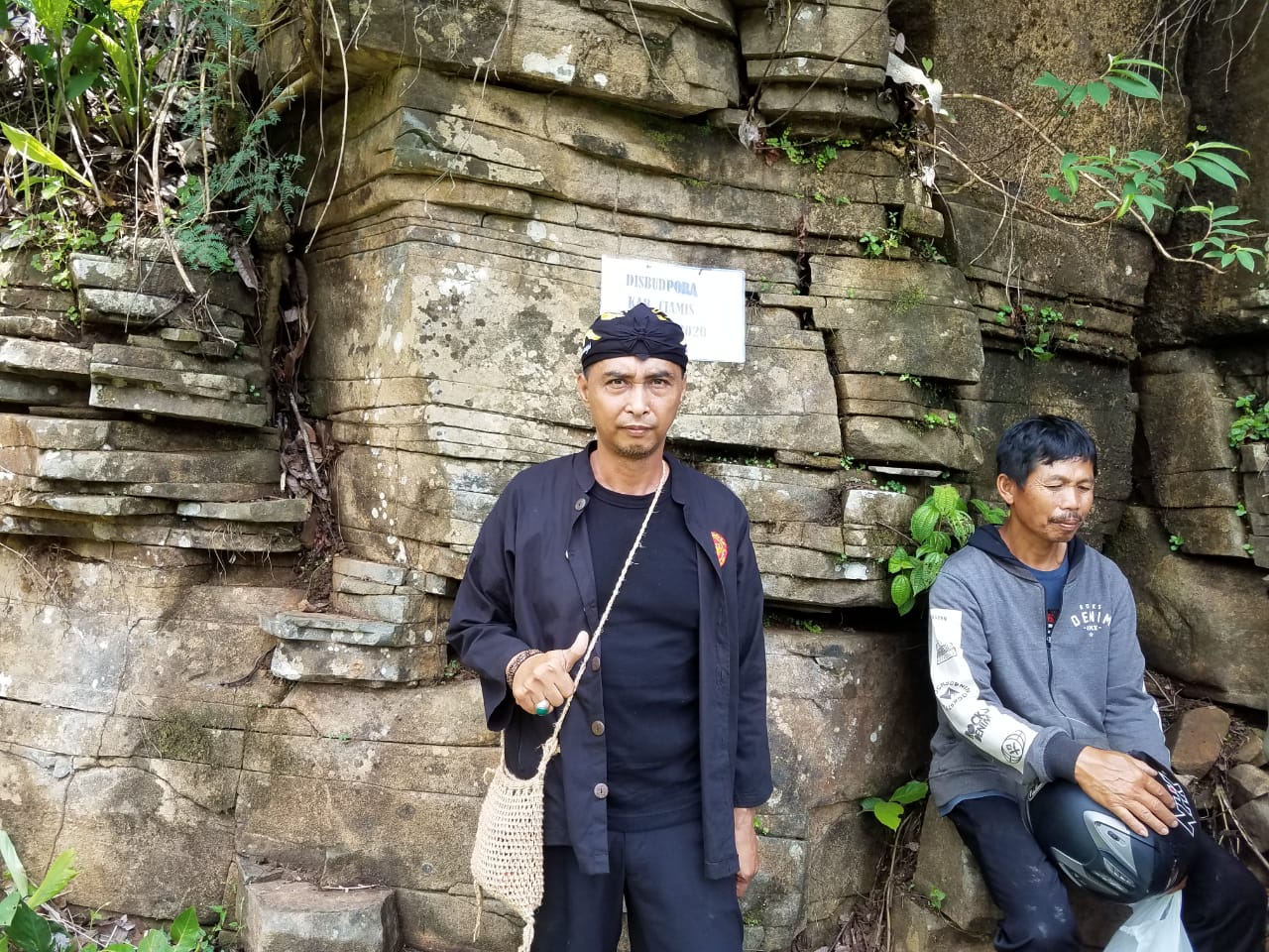 Warga penasaran melihat temuan batu bersusun seperti candi di Ciamis, Jawa Barat.