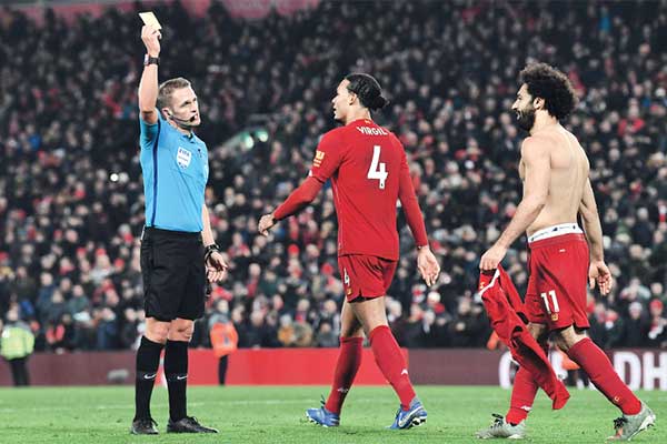 Striker Liverpool Mohamed Salah (kanan) mendapat kartu kuning dalam laga Liga Primer di Anfi eld, Minggu (19/1).
