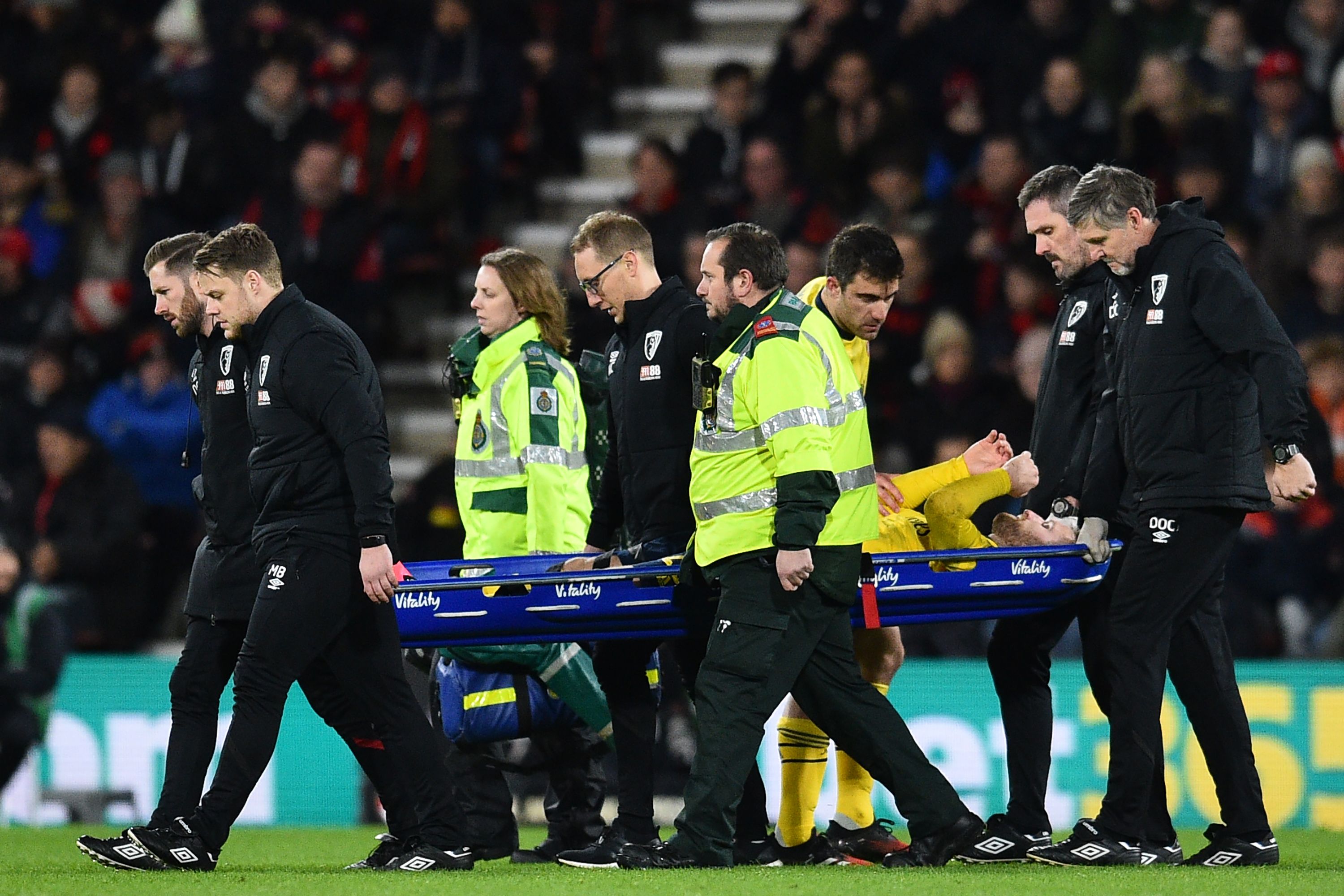 Bek Arsenal Shkodran Mustafi ditandu ke luar lapangan usai mengalami cedera dalam laga Piala FA melawan Bournemouth