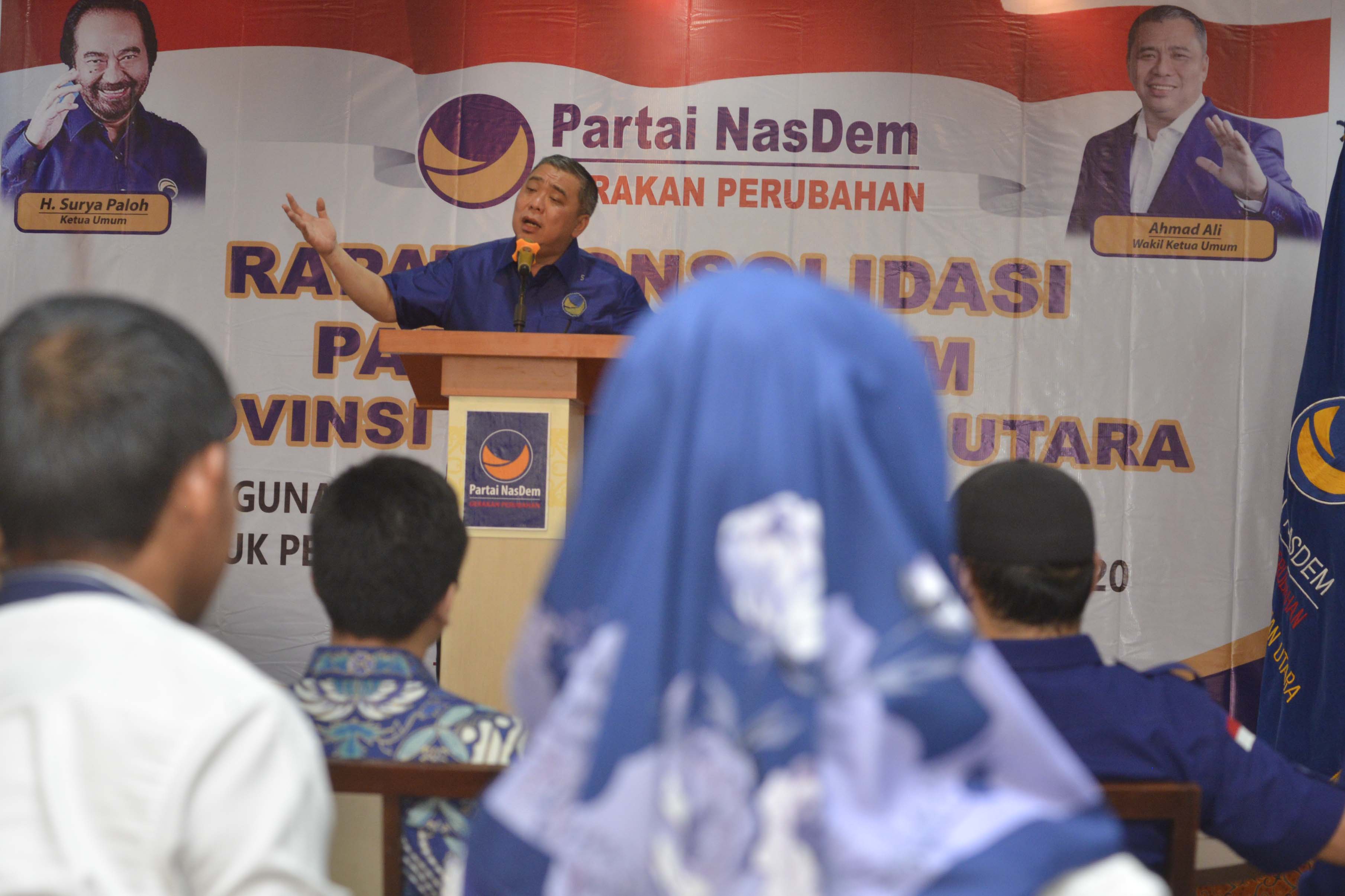 Wakil Ketua Umum Partai NasDem Ahmad M Ali (tengah).