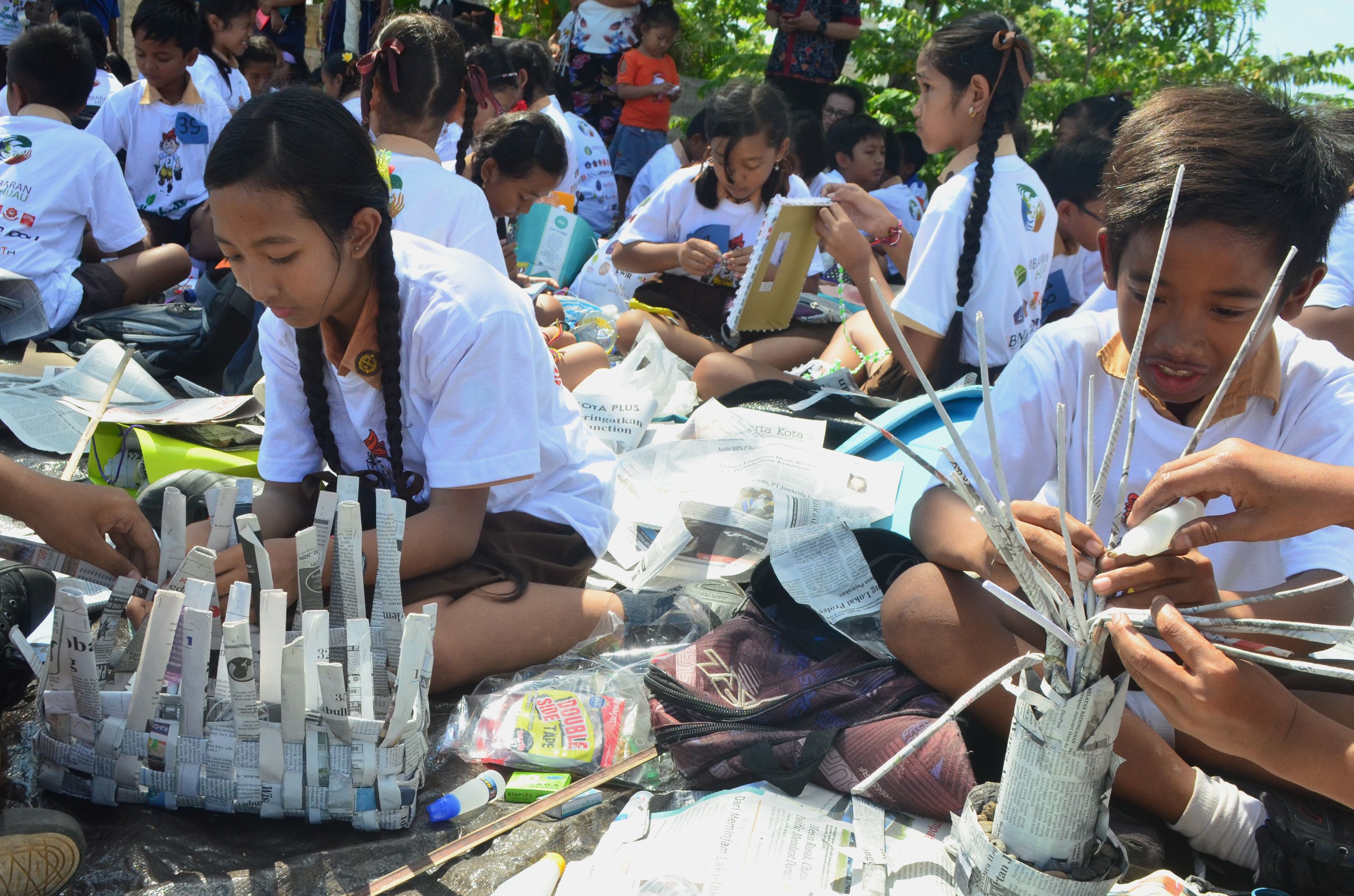  Sejumlah anak membuat kreasi kerajinan dari barang bekas saat mengikuti lomba kerajinan barang bekas di Jimbaran, Bali