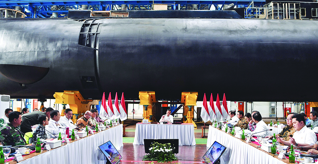 Presiden Joko Widodo (tengah) memimpin rapat terbatas di Fasilitas Produksi Kapal Selam PT PAL, Surabaya, Jatim, kemarin.