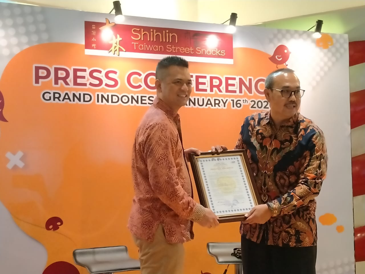 Direktur Utama Shihlin Taiwan Street Snacks Janes Sudarto menerina sertifikat jaminan halal dari Direktur LPPOM MUI Lukmanul Hakim.