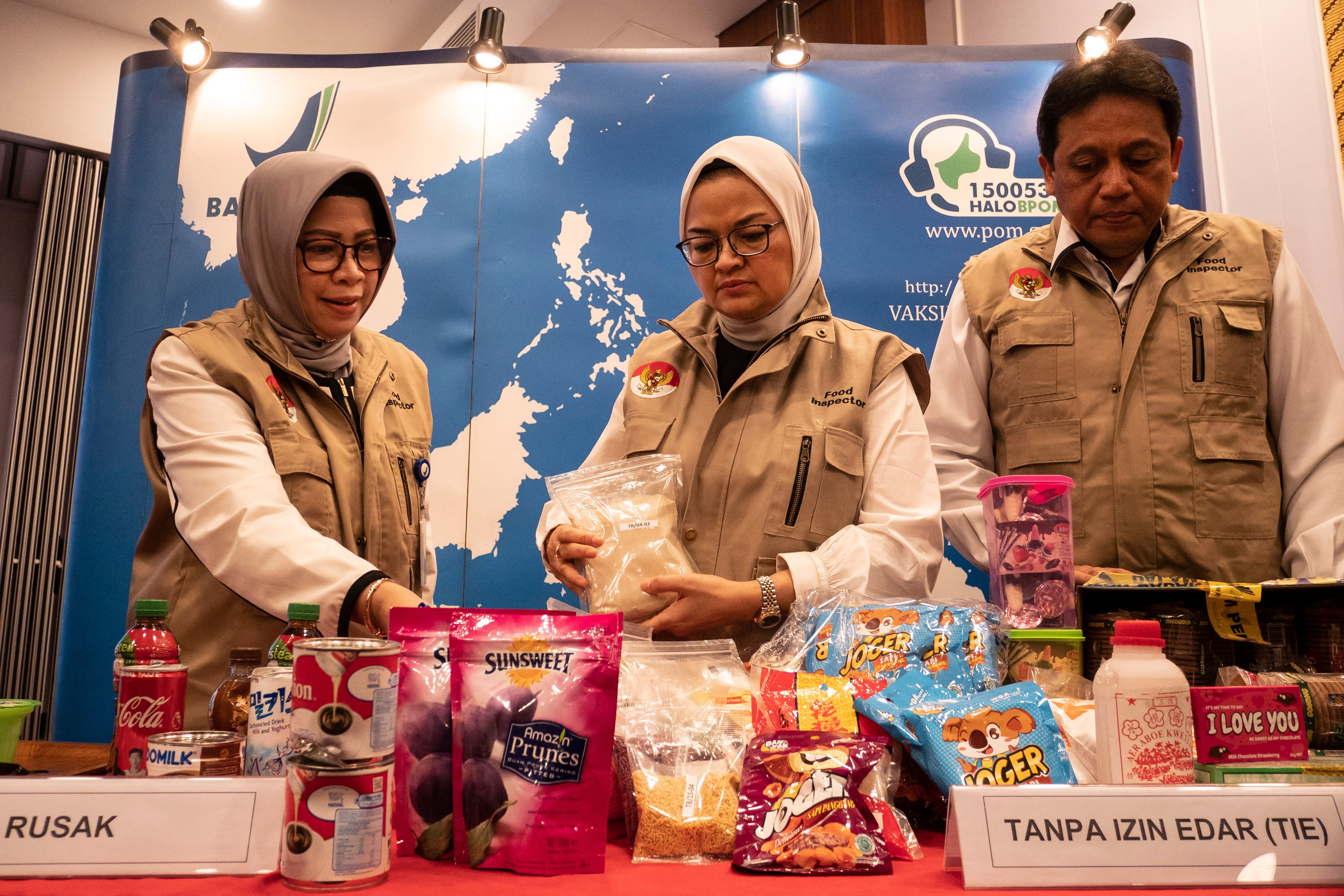 Kepala BPOM Penny K Lukito (tengah) memeriksa contoh produk Tanpa Izin Edar (TIE) seusai menyampaikan keterangan pers di gedung BPOM, Jakart