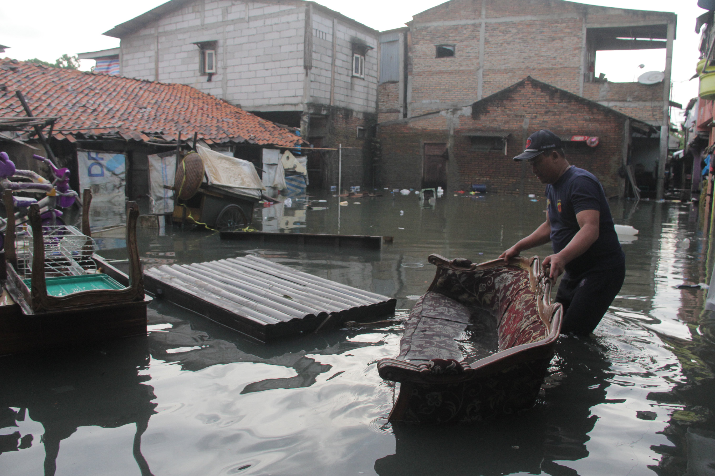  Air merendam pemukiman warga di kawasan di RT 07 RW 01, Kampung Duri Semanan, Kalideres, Jakarta Barat, Senin (6/1/2020).