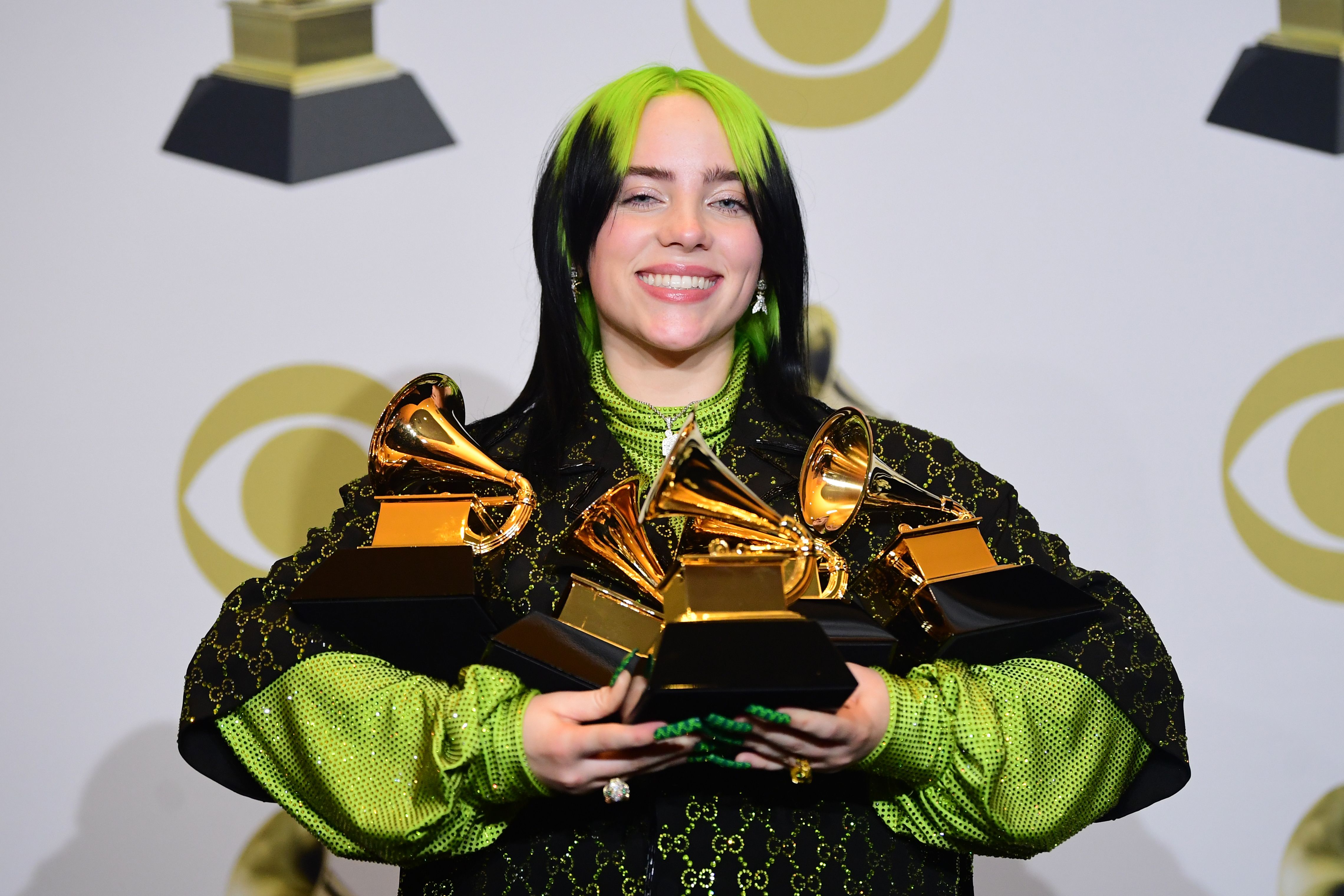 Penyanyi dan penulis lagu AS, Billie Eilish berpose di ruang pers dengan penghargaan untuk Album Of The Year, Record Of The Year,  