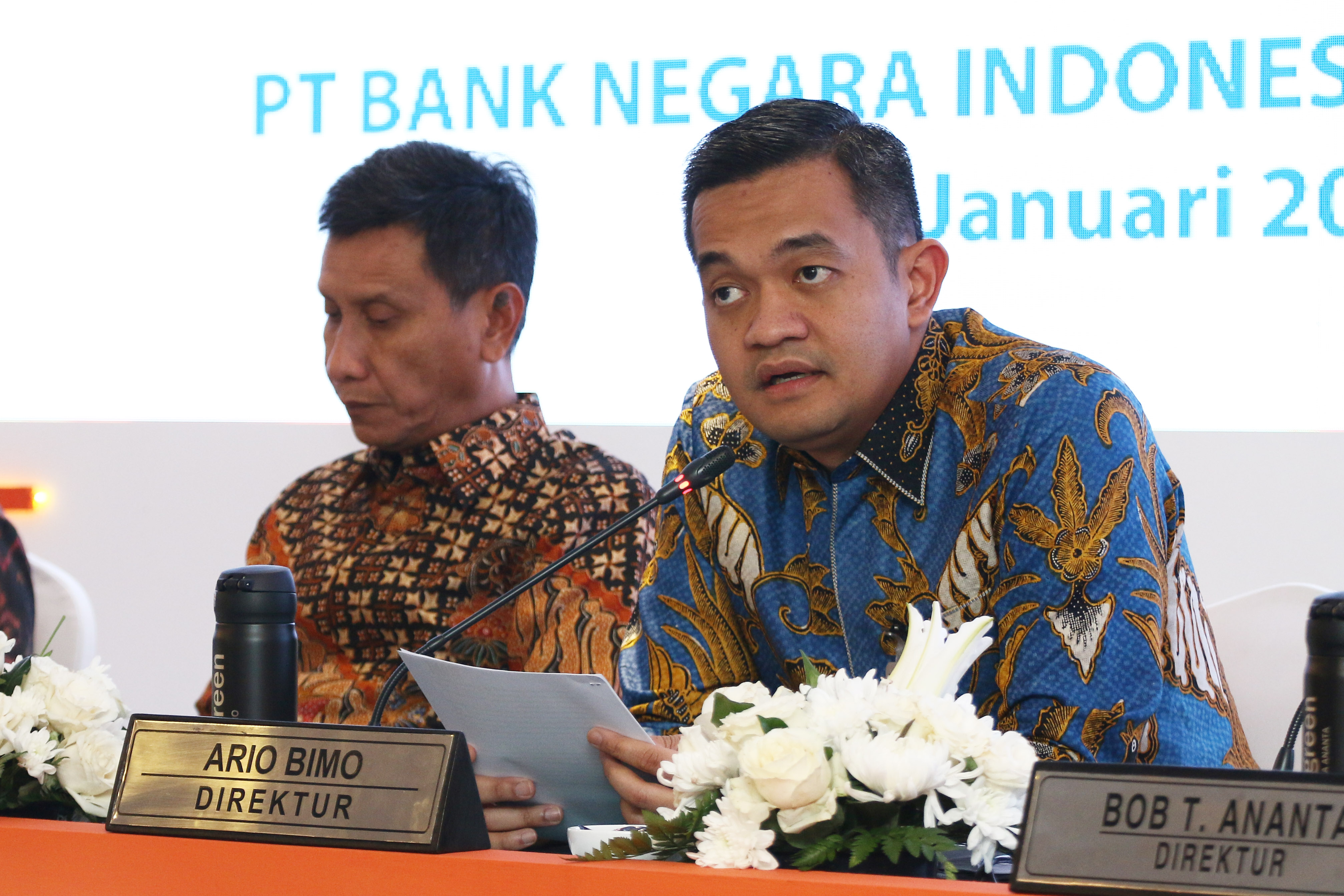 Direktur Keuangan BNI Ario Bimo (kanan) bersama Wakil Direktur Utama BNI Herry Sidharta (kiri) memberikan paparan kinerja keuangan BNI  