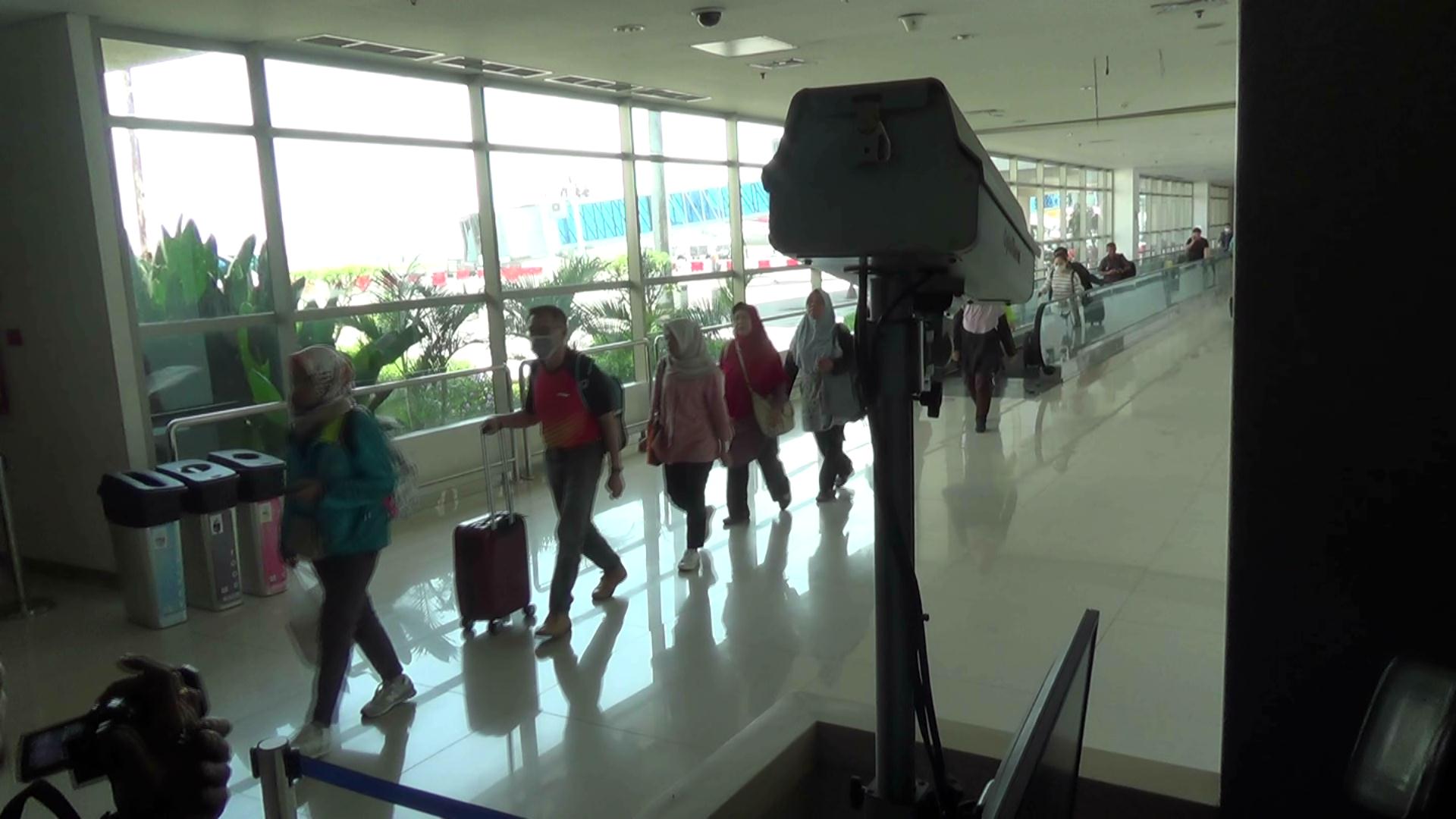 Pemantauan thermoscan terhadap para penumpang yang masuk ke bandara, terutama berasal dari Tiongkok.