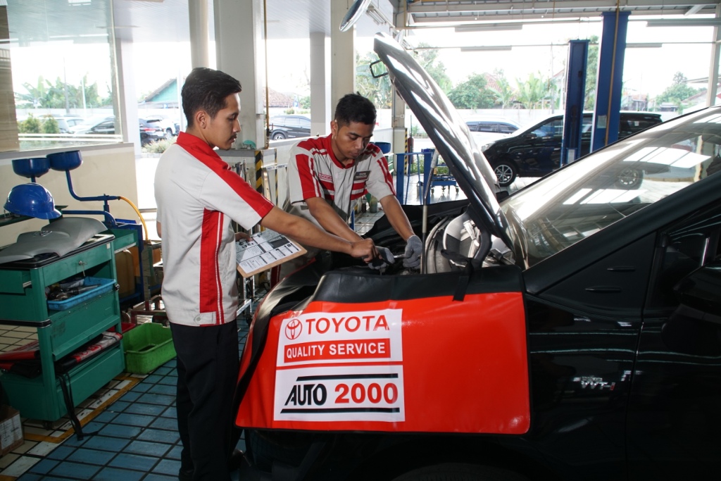 Servis mobil di bengkel Auto2000