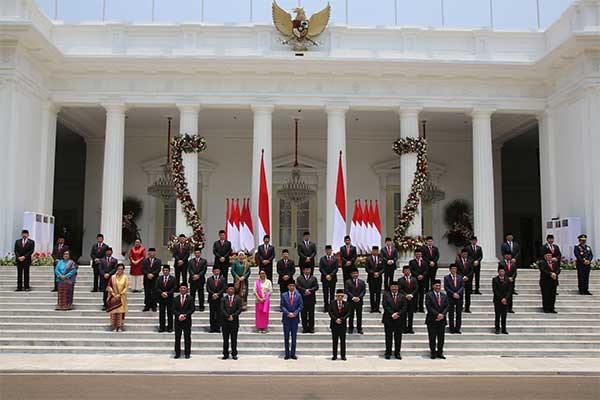 Presiden Joko Widodo dan Wapres Ma'ruf Amin serta jajaran menteri Kabinet Indonesia Maju di Istana Merdeka, Jakarta, Rabu (23/10/2019).
