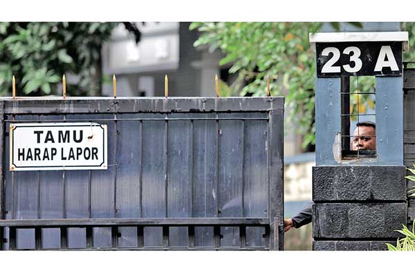 Petugas keamanan menjaga kompleks rumah dinas komisioner KPU di Jalan Siaga Raya, Pejaten, Jakarta, kemarin.