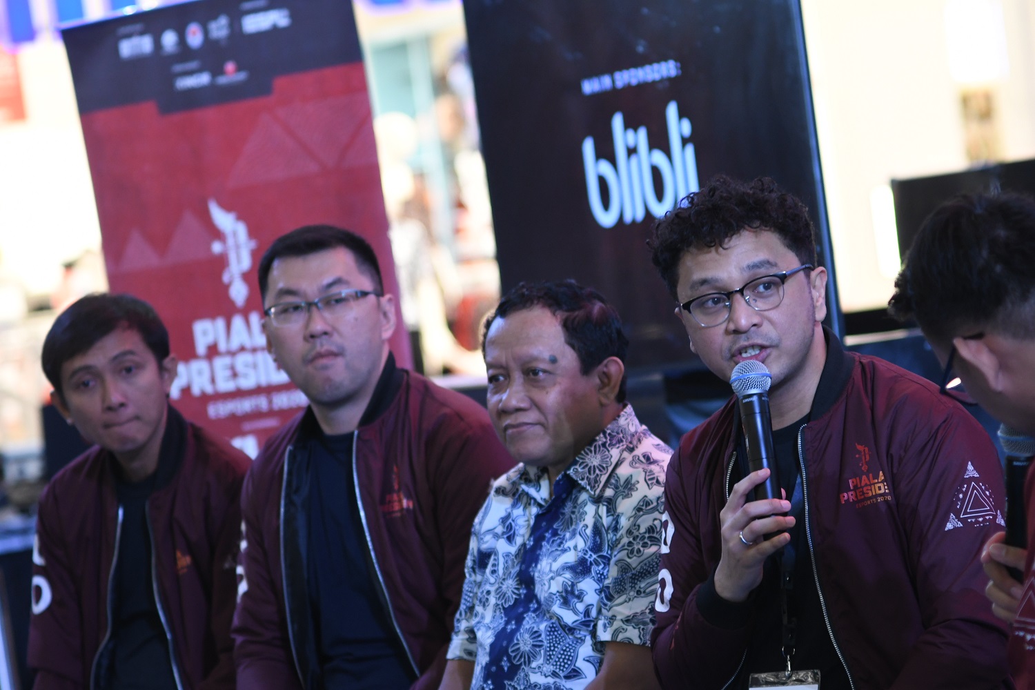 Giring Ganesha (kanan), Ketua Panitia Penyelenggara Piala Presiden Esports 2020 