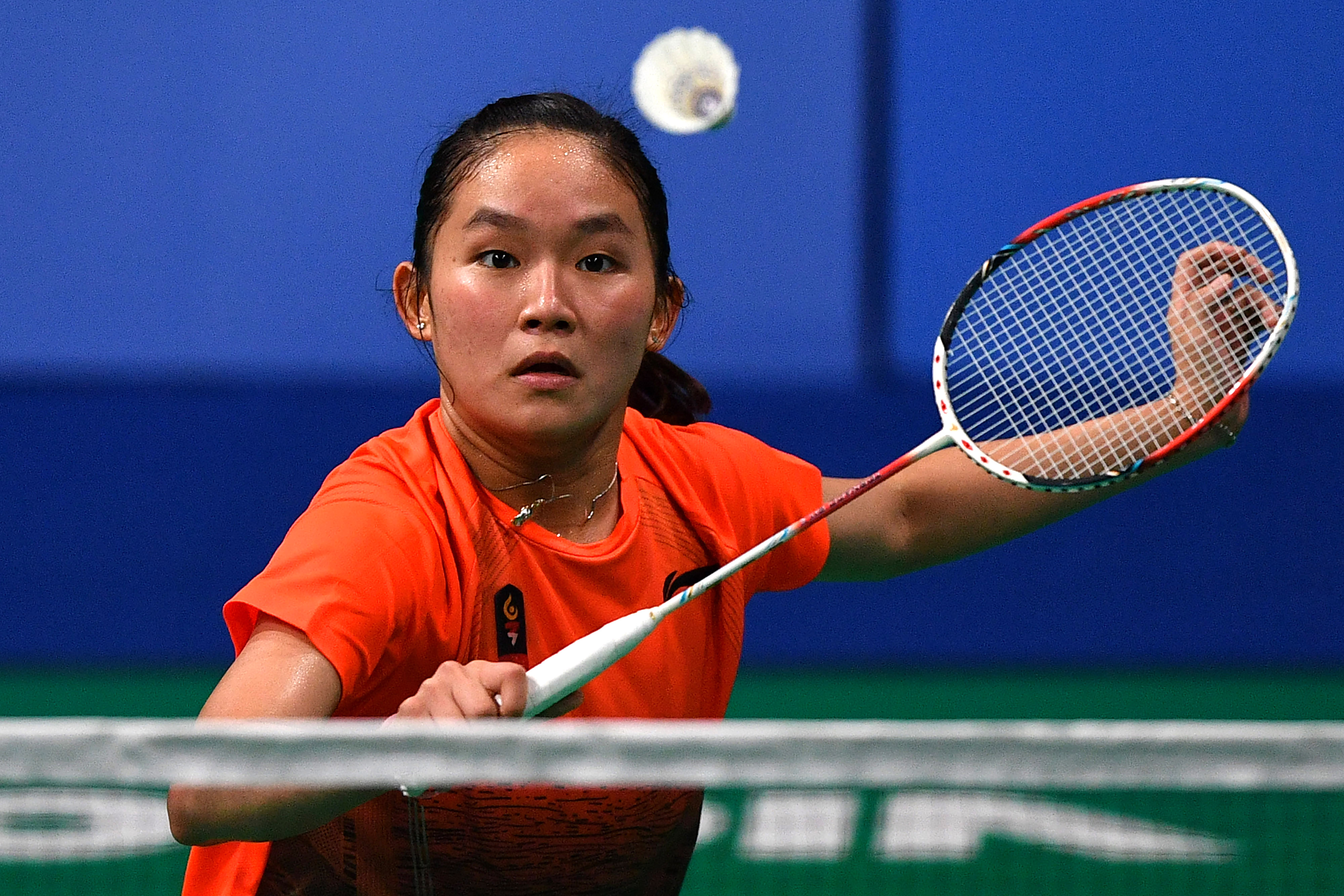 Pebulu tangkis tunggal putri Indonesia Ruselli Hartawan memukul kok ke arah lawannya. 