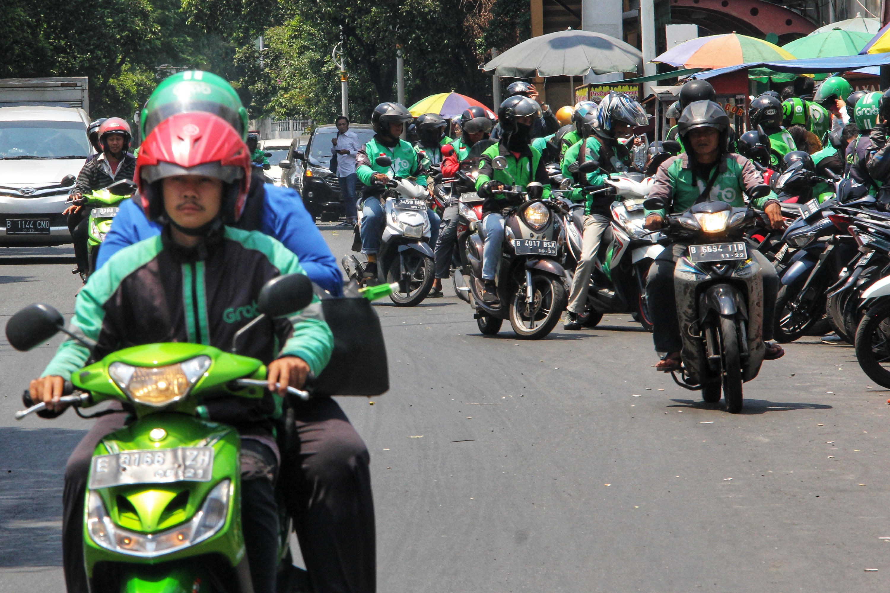 pengemudi ojek online menunggu penumpang di Stasiun Palmerah